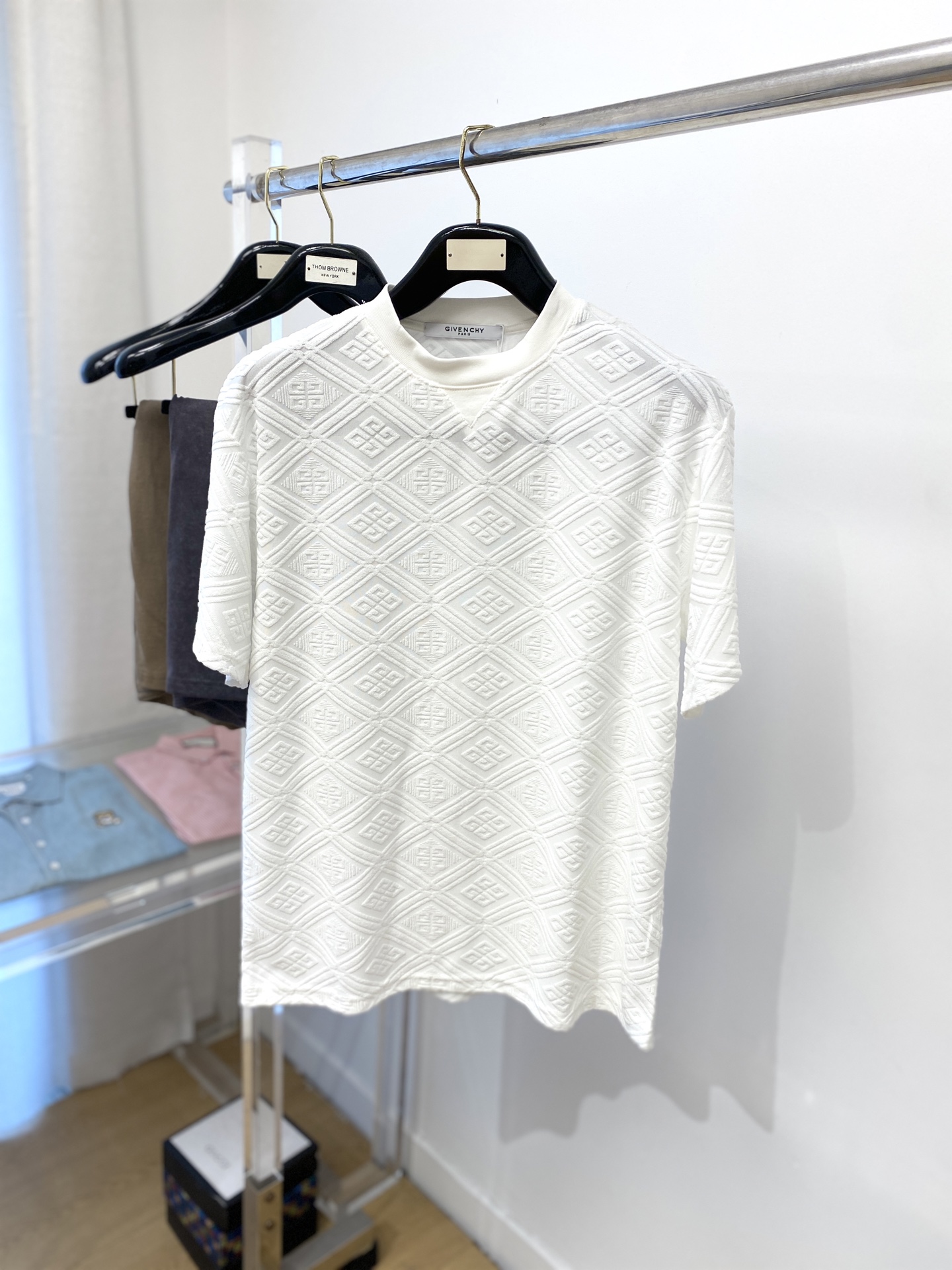 NO:152100,Givenchy, 2025 new short-sleeved T-shirt, handsome and fashionable, top-level digital positioning and fixed pattern logo, simple and versatile. Fabric cotton is not only crisp, maintains a fashionable silhouette, but also comfortable to wear, and the yarn is more delicate, S-L, given, T-shirt, tees, t-shirt, alexander wang19860909纪梵希、2025新品短袖T恤,帅气时尚,顶级数码定位定织图案logo,简约百搭款.面料棉 不仅挺括,保持潮流的廓形,又穿着舒适,纱织更细腻,码数S-L,,givenchy,T-shirt,tees，t-shirt,alexander wang,Men's clothing