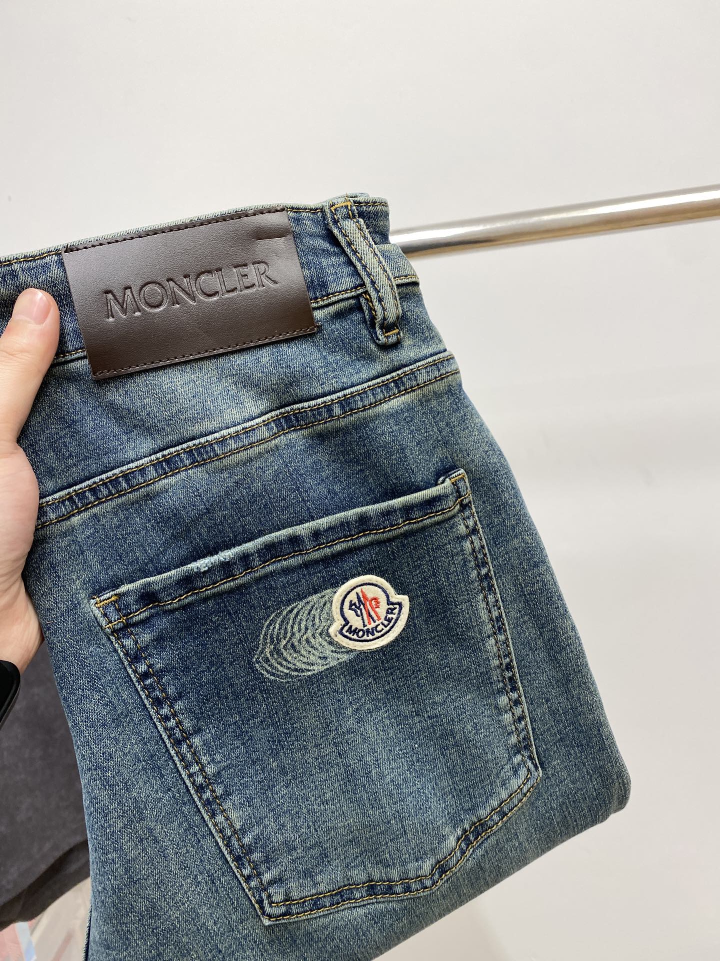 NO:152090,The latest products of the hood, 2025, the counter is available at the same time, original single-order goods, water-washed casual jeans, imported original washing elastic fabric, comfortable and elastic, original hardware and auxiliary decorative logo, super positive style, extremely high grade, counter quality, fashionable and stylish upper body, 29-36, Moncler, jeans, alexander wang19860909蒙口、2025最新品,专柜同步有售,原单狠货,水洗休闲牛仔裤,进口原版水洗弹力面料,舒适有弹性,原版五金辅料装饰logo,版型超正,档次极高,专柜品质,上身时尚有型,码数29-36,,Moncler,jeans,alexander wang,Men's clothing