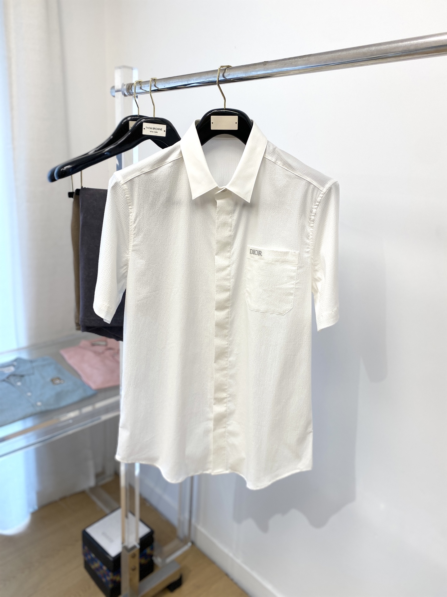 NO:154922,Dior, 2025 new short-sleeved shirt, fashionable and handsome, simple and versatile, customized original fabric, not only crisp, maintains the trendy silhouette, and is comfortable to wear, and the yarn is more delicate, the number M-3XL, dior, shirts, T-shirt, alexander wang19860909迪奥、2025新品短袖衬衫,时尚帅气,简约百搭款,定制原版面料,不仅挺括,保持潮流的廓形,又穿着舒适,纱织更细腻,码数M-3XL,,dior,shirts,T-shirt,alexander wang,Men's clothing