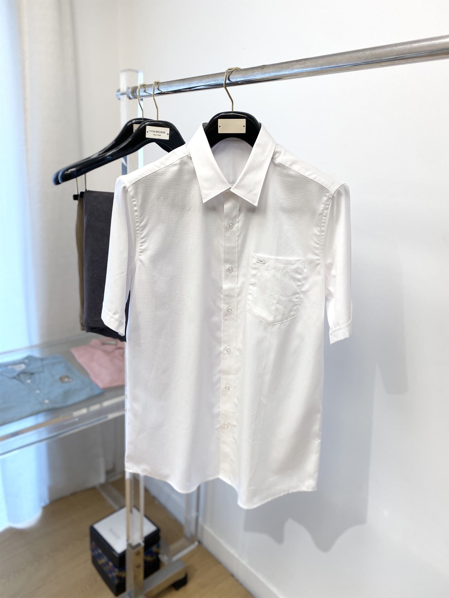 NO:154918,Ferragamo, 2025 new short-sleeved shirt, fashionable and handsome, simple and versatile, customized original fabric, not only crisp, maintains the trendy silhouette, and is comfortable to wear, and the yarn is more delicate, the number M-3XL, ferragamo,shirts, T-shirt, alexander wang19860909菲拉格慕、2025新品短袖衬衫,时尚帅气,简约百搭款,定制原版面料,不仅挺括,保持潮流的廓形,又穿着舒适,纱织更细腻,码数M-3XL,,ferragamo,shirts,T-shirt,alexander wang,Men's clothing