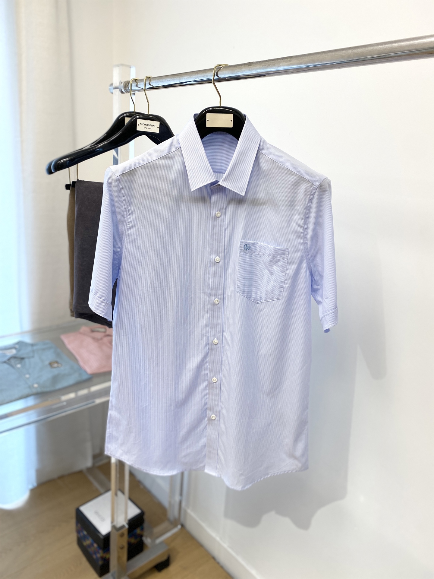 NO:154913,Guqi, 2025 new short-sleeved shirt, fashionable and handsome, simple and versatile, customized original fabric, not only crisp, maintains the trendy silhouette, and is comfortable to wear, and the yarn is more delicate, the number M-3XL, shirts, T-shirt, alexander wang19860909古奇、2025新品短袖衬衫,时尚帅气,简约百搭款,定制原版面料,不仅挺括,保持潮流的廓形,又穿着舒适,纱织更细腻,码数M-3XL,,shirts,T-shirt,alexander wang,Men's clothing