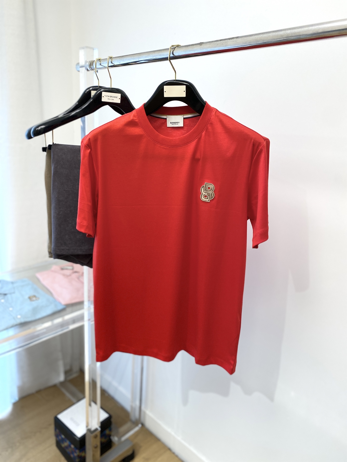 NO:154893,Burberry, 2025 new short-sleeved T-shirt, handsome and fashionable, exquisite embroidered letter logo on the chest, simple and versatile style. Fabric cotton is not only crisp, maintains a fashionable silhouette, but also comfortable to wear, and the yarn is more delicate, the number M-3XL, burberry, T-shirt, tees, t-shirt, alexander wang19860909巴宝莉、2025新品短袖T恤,帅气时尚,胸前精致刺绣字母logo,简约百搭款.面料棉 不仅挺括,保持潮流的廓形,又穿着舒适,纱织更细腻,码数M-3XL,,burberry,T-shirt,tees，t-shirt,alexander wang,Men's clothing