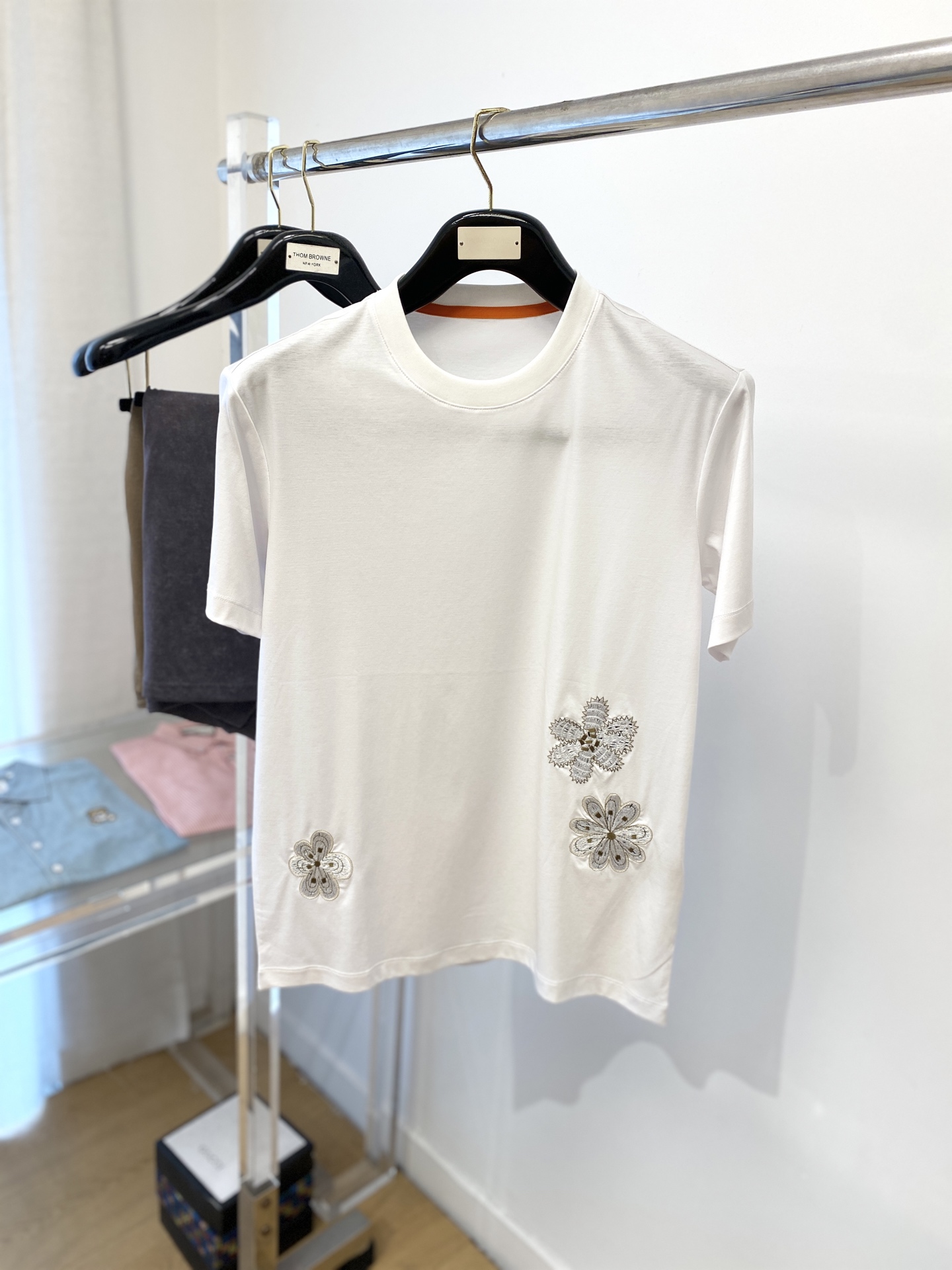 NO:154888,Hermes, 2025 new short-sleeved T-shirt, handsome and fashionable, exquisite embroidered pattern logo under the clothes, simple and versatile style. Fabric cotton is not only crisp, maintains a fashionable silhouette, but also comfortable to wear, and the yarn is more delicate, the number M-3XL, hermes, T-shirt,tees, t-shirt,alexander wang19860909爱马仕、2025新品短袖T恤,帅气时尚,衣下精致刺绣图案logo,简约百搭款.面料棉 不仅挺括,保持潮流的廓形,又穿着舒适,纱织更细腻,码数M-3XL,,hermes,T-shirt,tees，t-shirt,alexander wang,Men's clothing