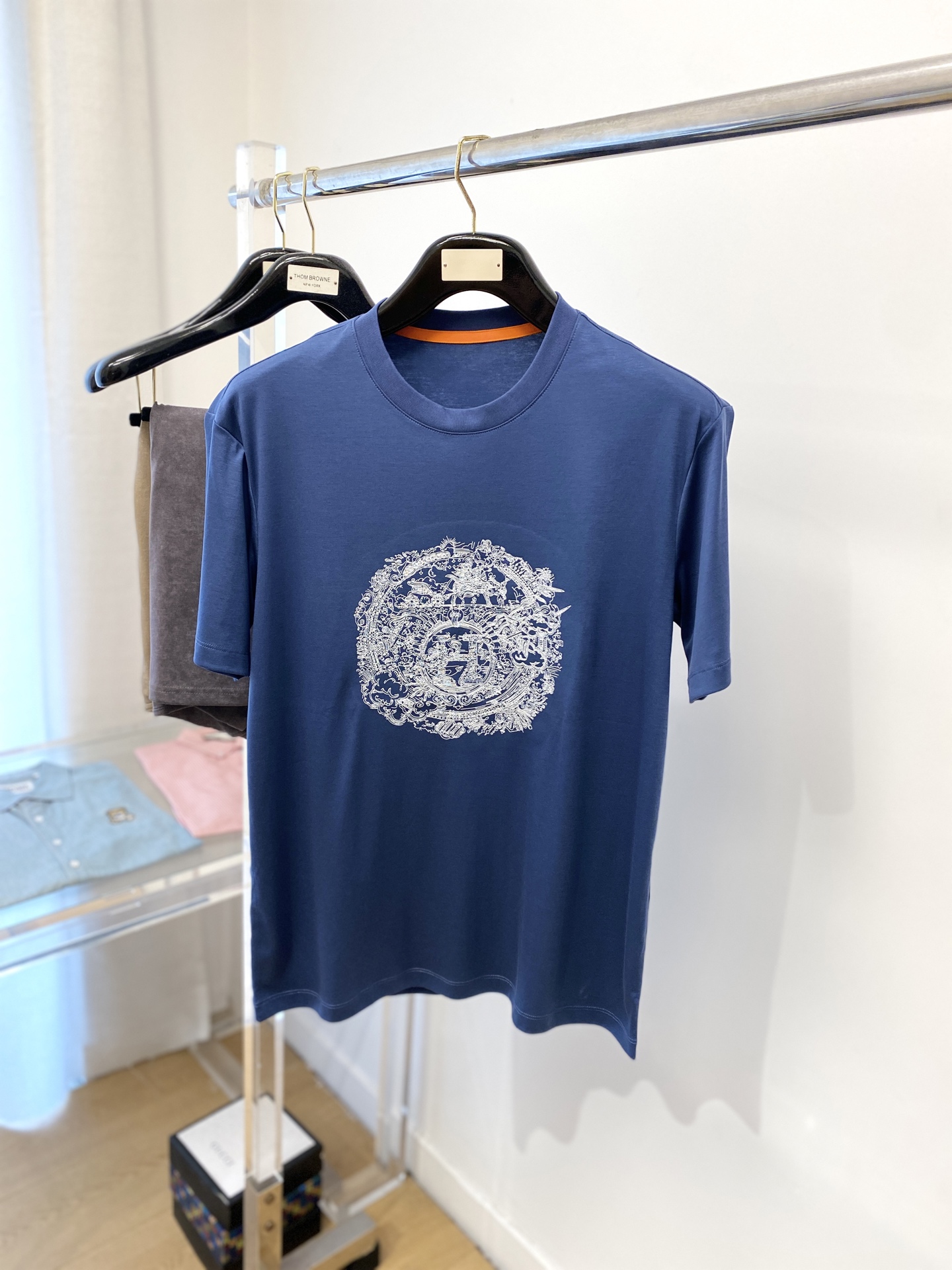 NO:154902,Hermes, 2025 new short-sleeved T-shirt, handsome and fashionable, exquisite embroidered pattern letter logo on the chest, simple and versatile style. Fabric cotton is not only crisp, maintains a fashionable silhouette, but also comfortable to wear, and the yarn is more delicate, the number M-3XL, hermes, T-shirt,tees, t-shirt,alexander wang19860909爱马仕、2025新品短袖T恤,帅气时尚,胸前精致刺绣图案字母logo,简约百搭款.面料棉 不仅挺括,保持潮流的廓形,又穿着舒适,纱织更细腻,码数M-3XL,,hermes,T-shirt,tees，t-shirt,alexander wang,Men's clothing