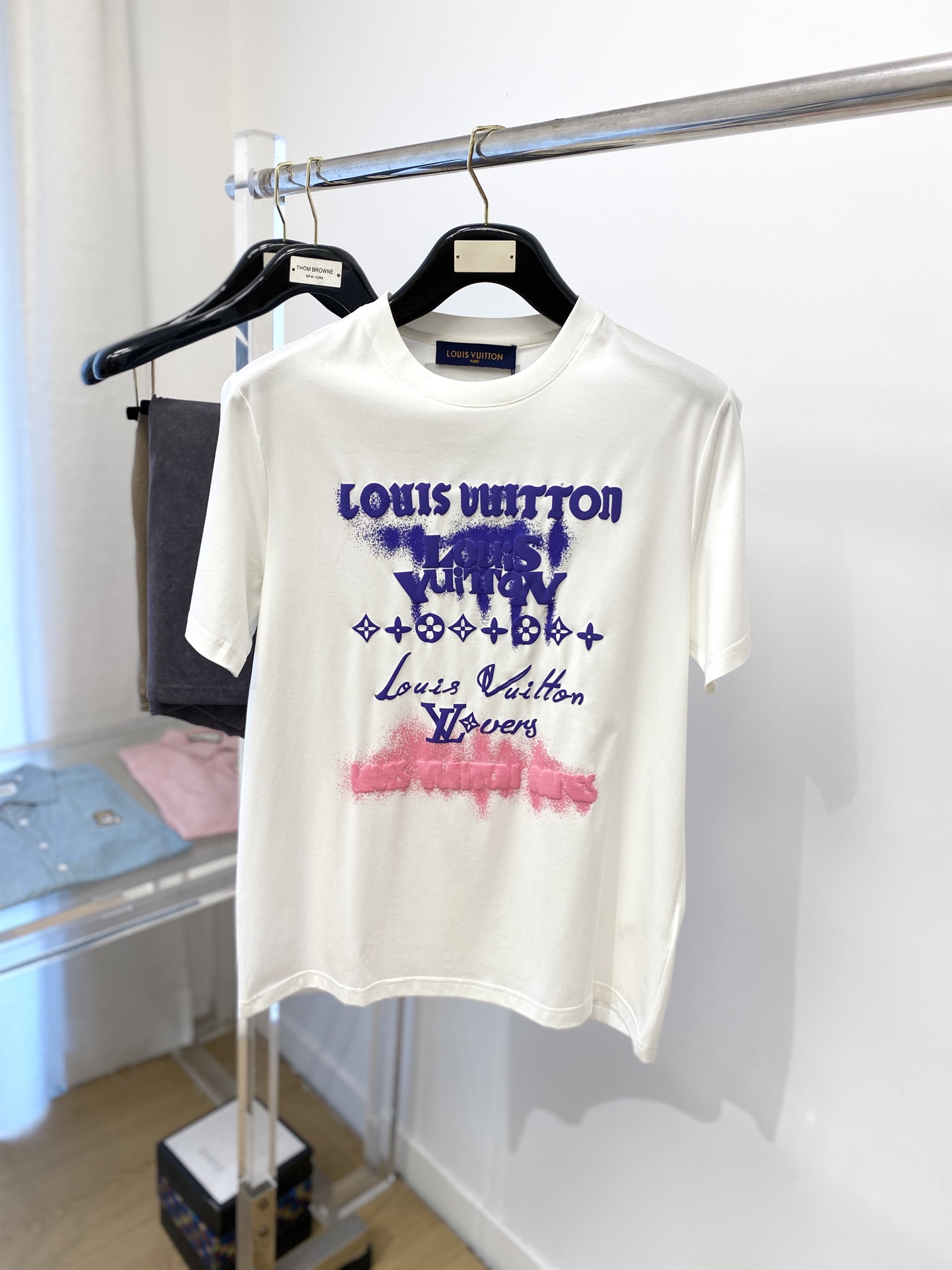 NO:154891,Louis Vuitton, 2025 new short-sleeved T-shirt, handsome and fashionable, chest foaming craftsmanship pattern letter logo, simple and versatile style. Fabric cotton is not only crisp, maintains the trendy silhouette, and is comfortable to wear, and the yarn is more delicate, the number M-3XL, louis vuitton, T-shirt, tees, t-shirt, alexander wang19860909路易威登、2025新品短袖T恤,帅气时尚,胸前发泡工艺图案字母logo,简约百搭款.面料棉 不仅挺括,保持潮流的廓形,又穿着舒适,纱织更细腻,码数M-3XL,,louis vuitton,T-shirt,tees，t-shirt,alexander wang,Men's clothing