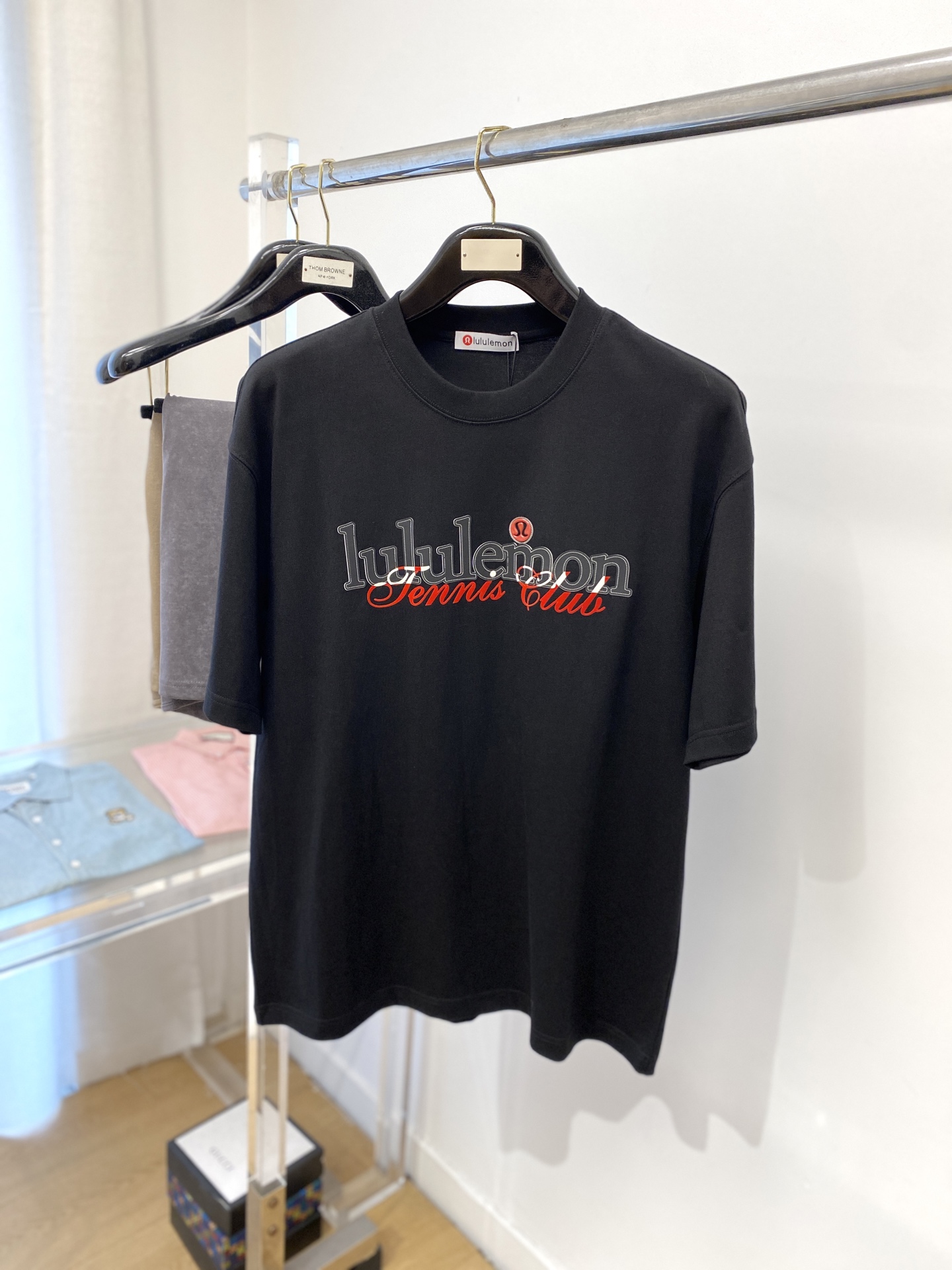 NO:154896,lululemon fashion brand, 2025 latest short-sleeved T-shirt, handsome and fashionable, top-grade glue-printed letter logo on the chest, simple and versatile style. Fabric cotton is not only crisp, maintains the trendy silhouette, and is comfortable to wear, and the yarn is more delicate, the number M-3XL, T-shirt,tees, t-shirt,alexander wang19860909lululemon 时尚潮牌、2025最新款短袖T恤,帅气时尚,胸前顶级印胶图案字母logo,简约百搭款.面料棉 不仅挺括,保持潮流的廓形,又穿着舒适,纱织更细腻,码数M-3XL,,T-shirt,tees，t-shirt,alexander wang,Men's clothing