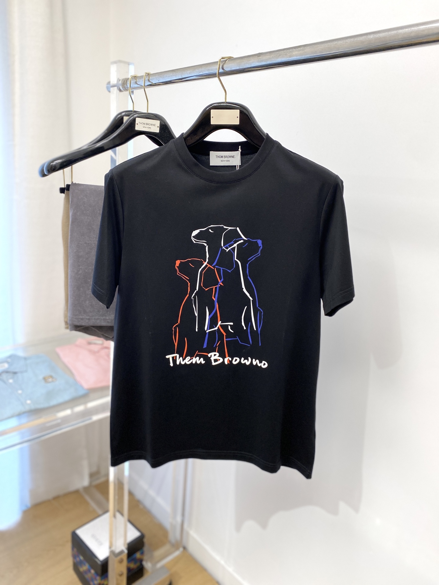 NO:154898,TB, the latest short-sleeved T-shirt in 2025, handsome and fashionable, top-grade printed glue pattern letter logo on the chest, simple and versatile style. The fabric cotton is not only crisp, maintains the trendy silhouette, and is comfortable to wear, and the yarn is more delicate, the number M-3XL, T-shirt,tees, t-shirt,alexander wang19860909TB、2025最新款短袖T恤,帅气时尚,胸前顶级印花印胶图案字母logo,简约百搭款.面料棉 不仅挺括,保持潮流的廓形,又穿着舒适,纱织更细腻,码数M-3XL,,T-shirt,tees，t-shirt,alexander wang,Men's clothing