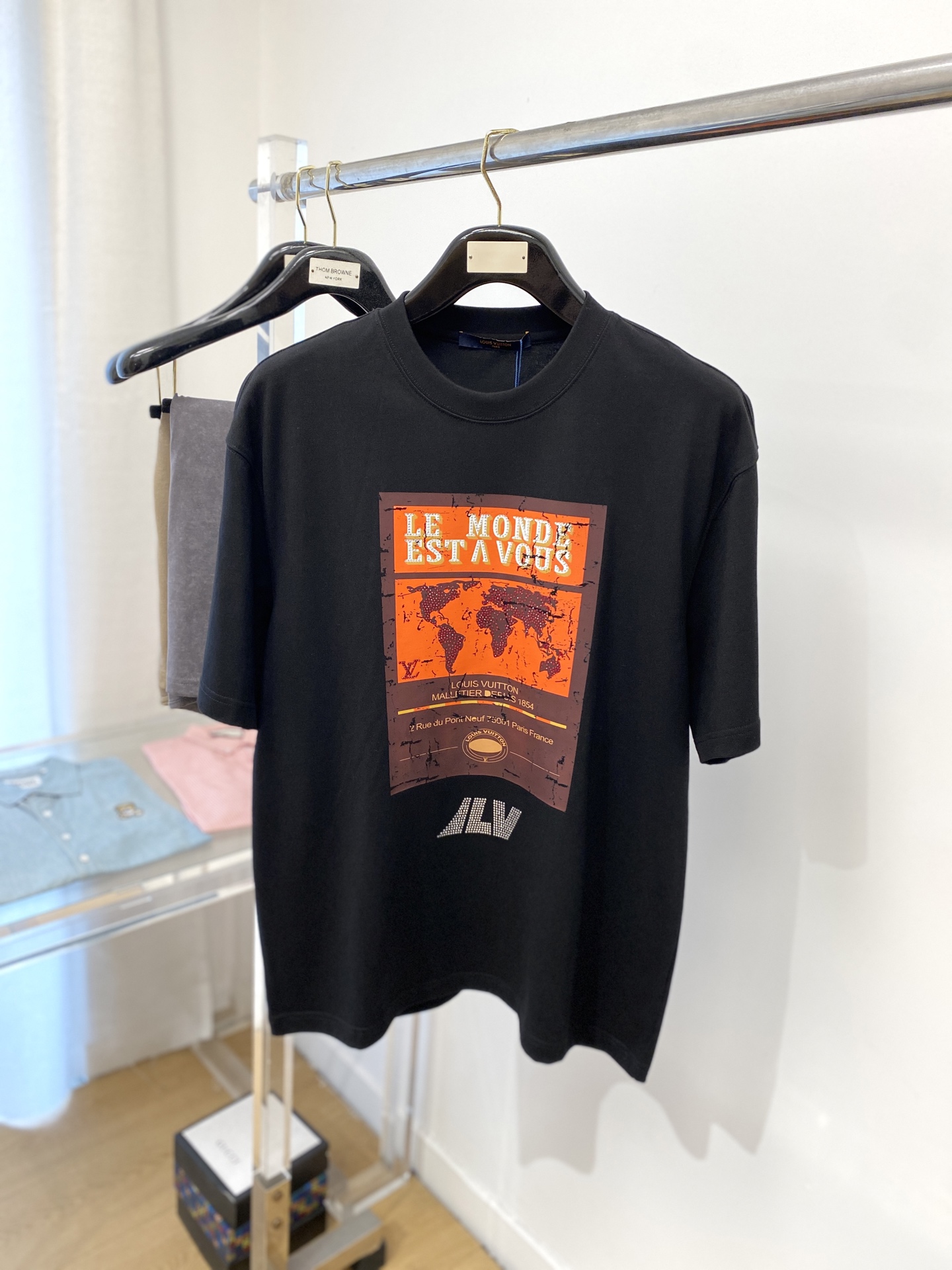 NO:154903,Louis Vuitton, the latest short-sleeved T-shirt in 2025, handsome and fashionable, top-grade hot diamond printed letter logo on the chest, simple and versatile style. Fabric cotton is not only crisp, maintains the trendy silhouette, but also comfortable to wear, and the yarn is more delicate, the number M-3XL, louis vuitton, T-shirt,tees, t-shirt,alexander wang19860909路易威登、2025最新款短袖T恤,帅气时尚,胸前顶级烫钻印花图案字母logo,简约百搭款.面料棉 不仅挺括,保持潮流的廓形,又穿着舒适,纱织更细腻,码数M-3XL,,louis vuitton,T-shirt,tees，t-shirt,alexander wang,Men's clothing