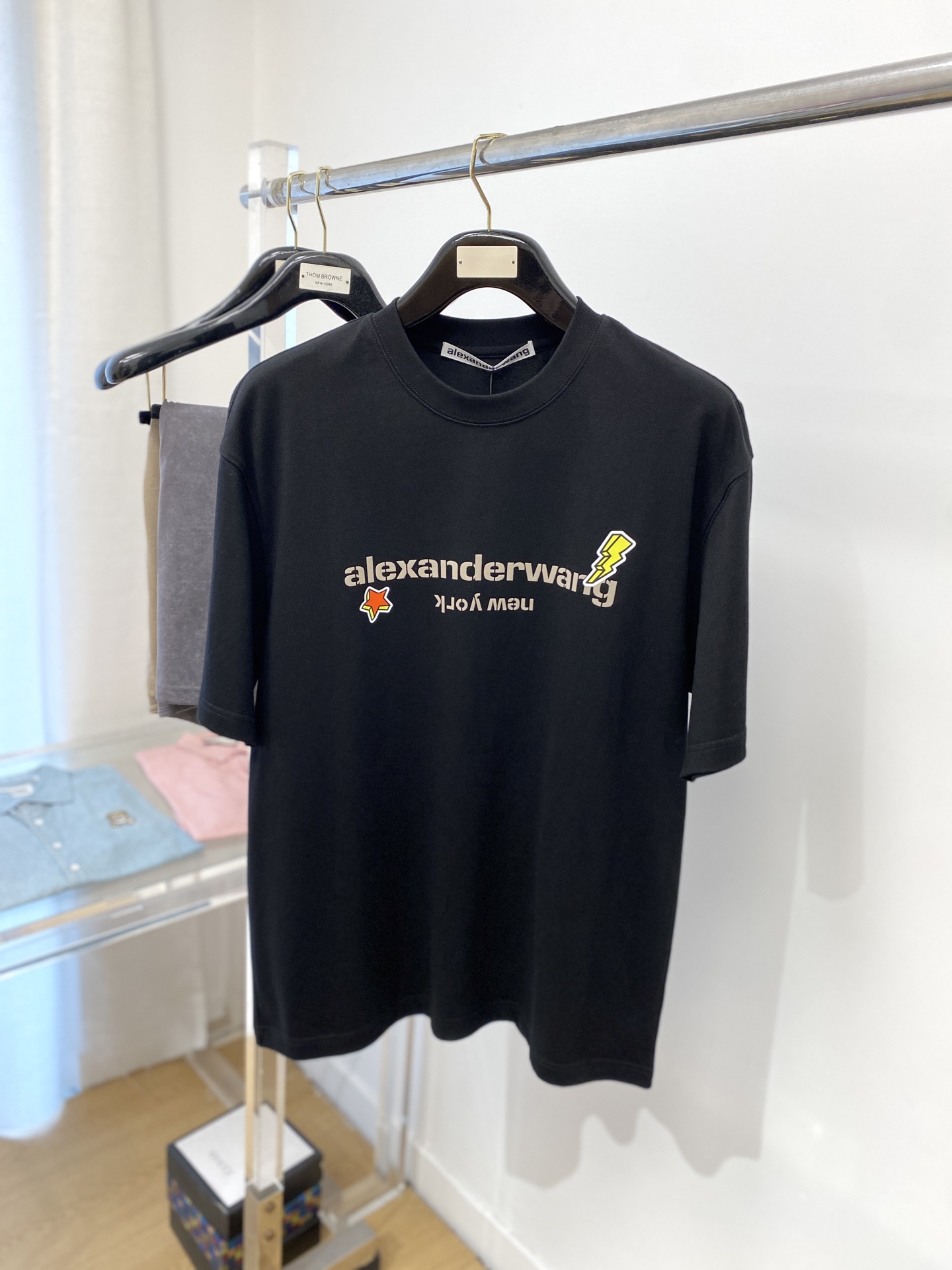 NO:154927,alexarderwang, the latest short-sleeved T-shirt in 2025, handsome and fashionable, top-grade printed letter pattern logo on the chest, simple and versatile style. The fabric cotton is not only crisp, maintains the trendy silhouette, but also comfortable to wear, and the yarn is more delicate, the number M-3XL, T-shirt,tees, t-shirt,alexander wang19860909alexarderwang、2025最新款短袖T恤,帅气时尚,胸前顶级印花字母图案logo,简约百搭款.面料棉 不仅挺括,保持潮流的廓形,又穿着舒适,纱织更细腻,码数M-3XL,,T-shirt,tees，t-shirt,alexander wang,Men's clothing