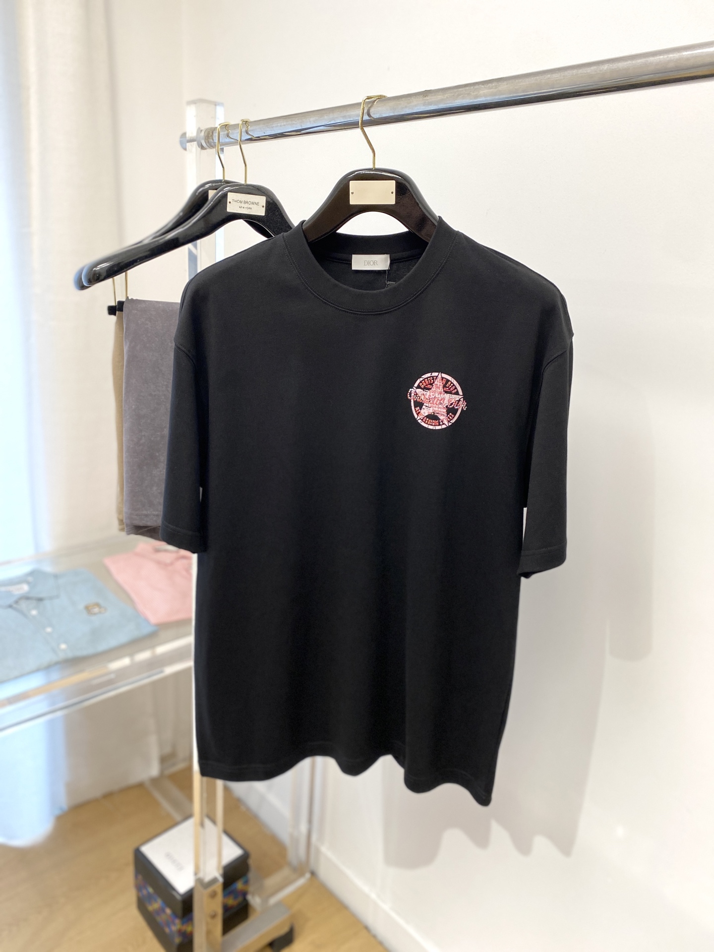 NO:154919,Dior, 2025's latest short-sleeved T-shirt, handsome and fashionable, top-grade hot diamond printed letter pattern logo on the chest, simple and versatile style. Fabric cotton is not only crisp, maintains a fashionable silhouette, but also comfortable to wear, and the yarn is more delicate, the number M-3XL, dior, T-shirt, tees, t-shirt, alexander wang19860909迪奥、2025最新款短袖T恤,帅气时尚,胸前顶级烫钻印花字母图案logo,简约百搭款.面料棉 不仅挺括,保持潮流的廓形,又穿着舒适,纱织更细腻,码数M-3XL,,dior,T-shirt,tees，t-shirt,alexander wang,Men's clothing