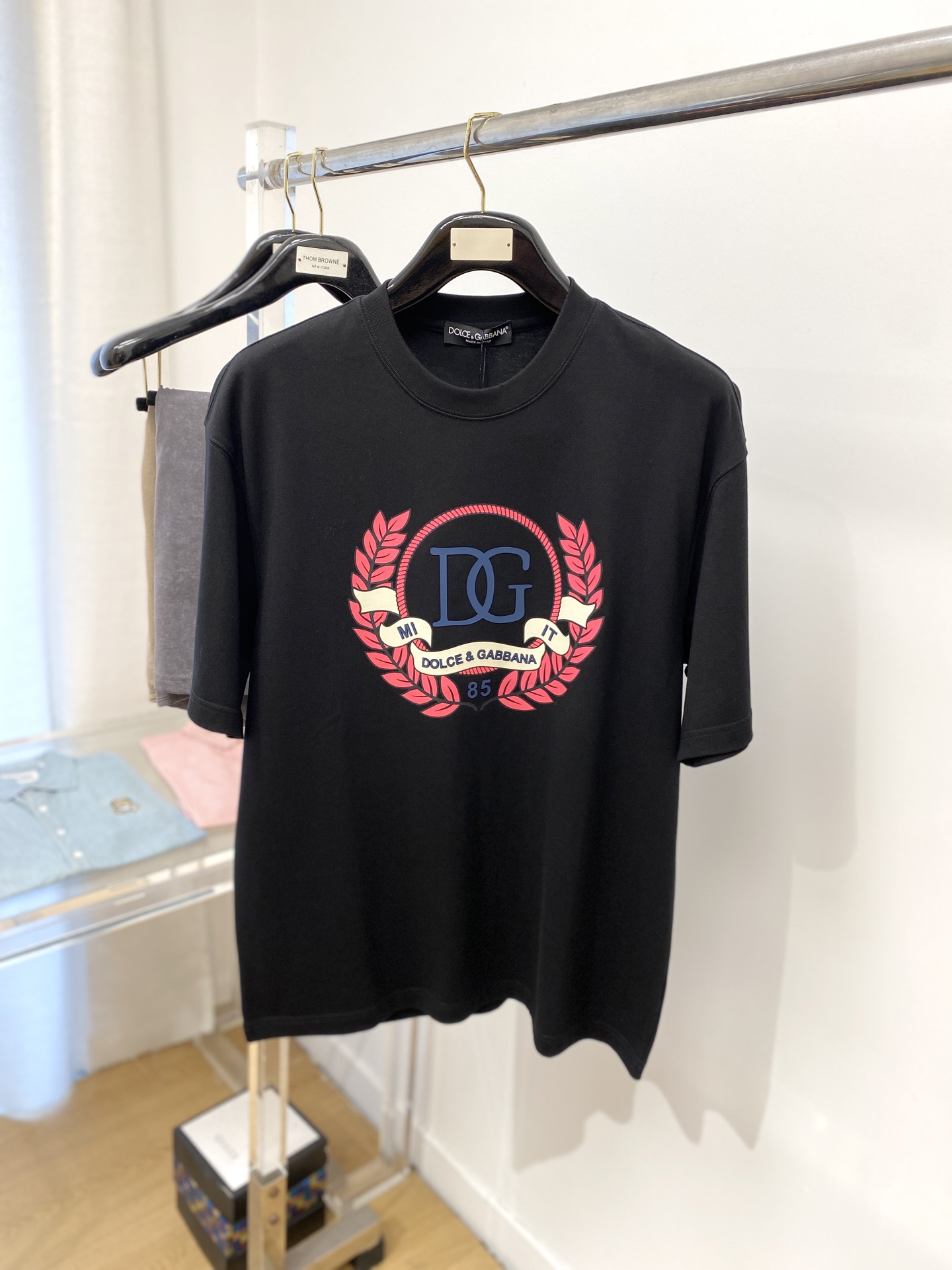 NO:154923,DG, the latest short-sleeved T-shirt in 2025, handsome and fashionable, top-grade printed and printed letter pattern logo on the chest, simple and versatile style. The fabric cotton is not only crisp, maintains the trendy silhouette, and is also comfortable to wear, and the yarn is more delicate, the number M-3XL, Dolce & Gabbana, T-shirt, tees, t-shirt, alexander wang19860909DG、2025最新款短袖T恤,帅气时尚,胸前顶级印花印胶字母图案logo,简约百搭款.面料棉 不仅挺括,保持潮流的廓形,又穿着舒适,纱织更细腻,码数M-3XL,,Dolce&Gabbana,T-shirt,tees，t-shirt,alexander wang,Men's clothing