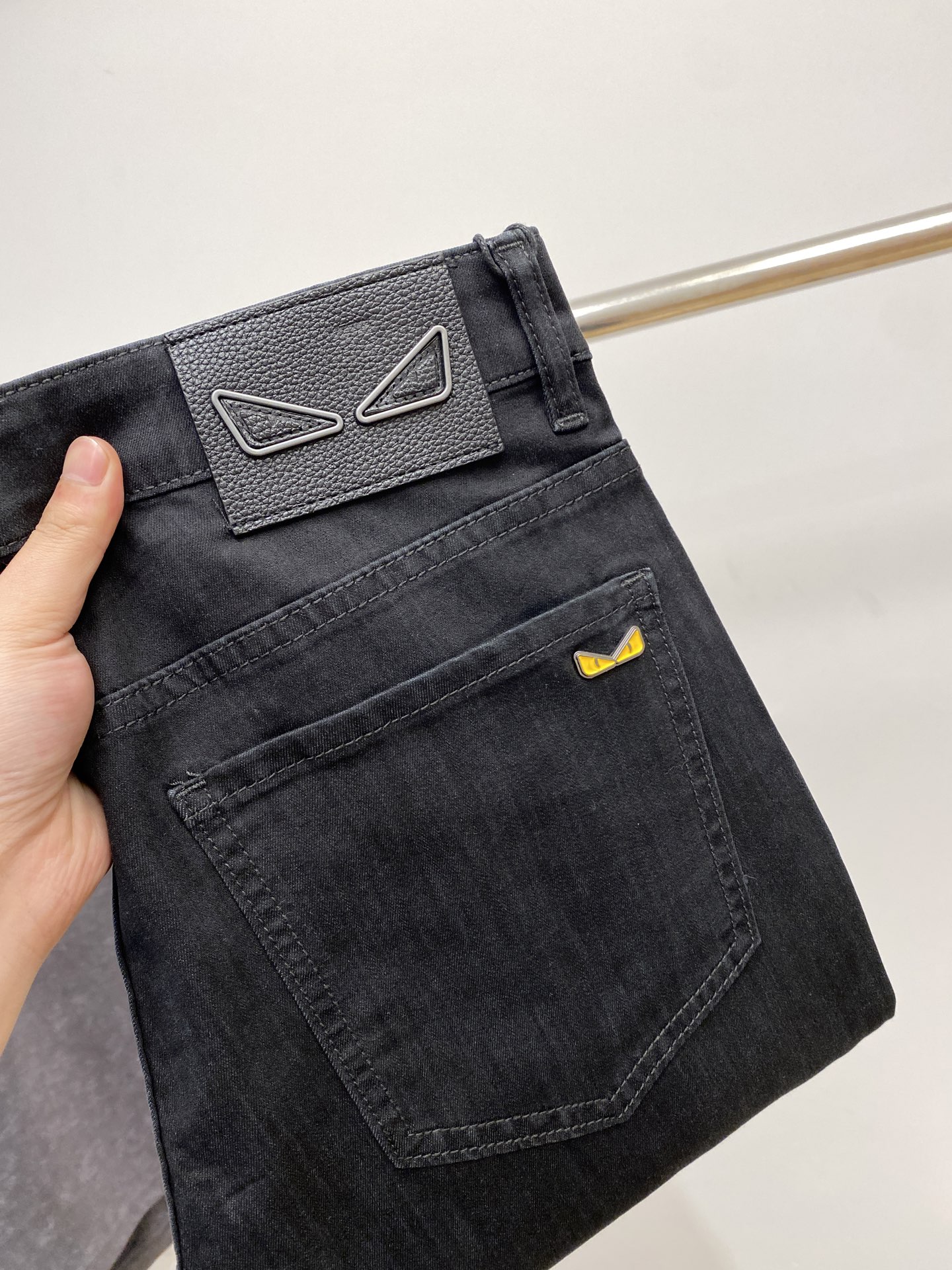 NO:154882,Fendi and 2025 latest products, special counters are available at the same time, original single-purpose goods, water-washed casual jeans, imported original washing elastic fabric, comfortable and elastic, original hardware and auxiliary decorative logo, super positive style, extremely high grade, counter quality, fashionable and stylish upper body, 29-38,,fendi, jeans, alexander wang19860909芬迪、2025最新品,专柜同步有售,原单狠货,水洗休闲牛仔裤,进口原版水洗弹力面料,舒适有弹性,原版五金辅料装饰logo,版型超正,档次极高,专柜品质,上身时尚有型,码数29-38,,fendi,jeans,alexander wang,Men's clothing