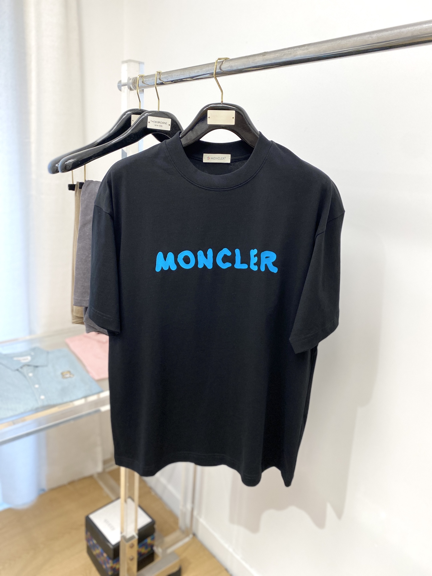 NO:159440,The latest short-sleeved T-shirt in 2025, handsome and fashionable, top-grade printed letter logo on the chest, simple and versatile style. The fabric cotton is not only crisp, maintains the trendy silhouette, but also comfortable to wear, and the yarn is more delicate, the number M-3XL, Moncler, T-shirt,tees, t-shirt,alexander wang19860909蒙口、2025最新款短袖T恤,帅气时尚,胸口顶级印花字母logo,简约百搭款.面料棉 不仅挺括,保持潮流的廓形,又穿着舒适,纱织更细腻,码数M-3XL,,Moncler,T-shirt,tees，t-shirt,alexander wang,Men's clothing