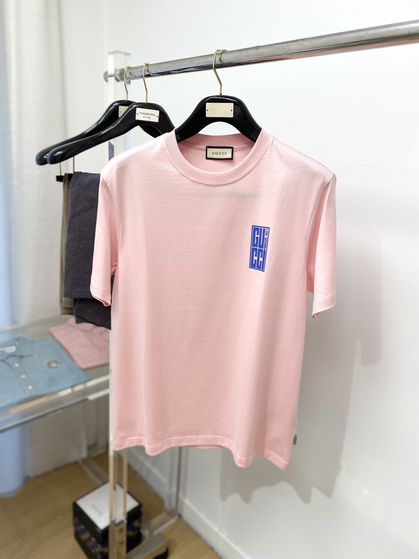 NO:159442,Guqi, the latest short-sleeved T-shirt in 2025, handsome and fashionable, top printed letter logo on the chest, simple and versatile style. The fabric cotton is not only crisp, maintains the trendy silhouette, but also comfortable to wear, and the yarn is more delicate, the number M-3XL, T-shirt,tees, t-shirt,alexander wang19860909古奇、2025最新款短袖T恤,帅气时尚,胸前顶级印花字母logo,简约百搭款.面料棉 不仅挺括,保持潮流的廓形,又穿着舒适,纱织更细腻,码数M-3XL,,T-shirt,tees，t-shirt,alexander wang,Men's clothing