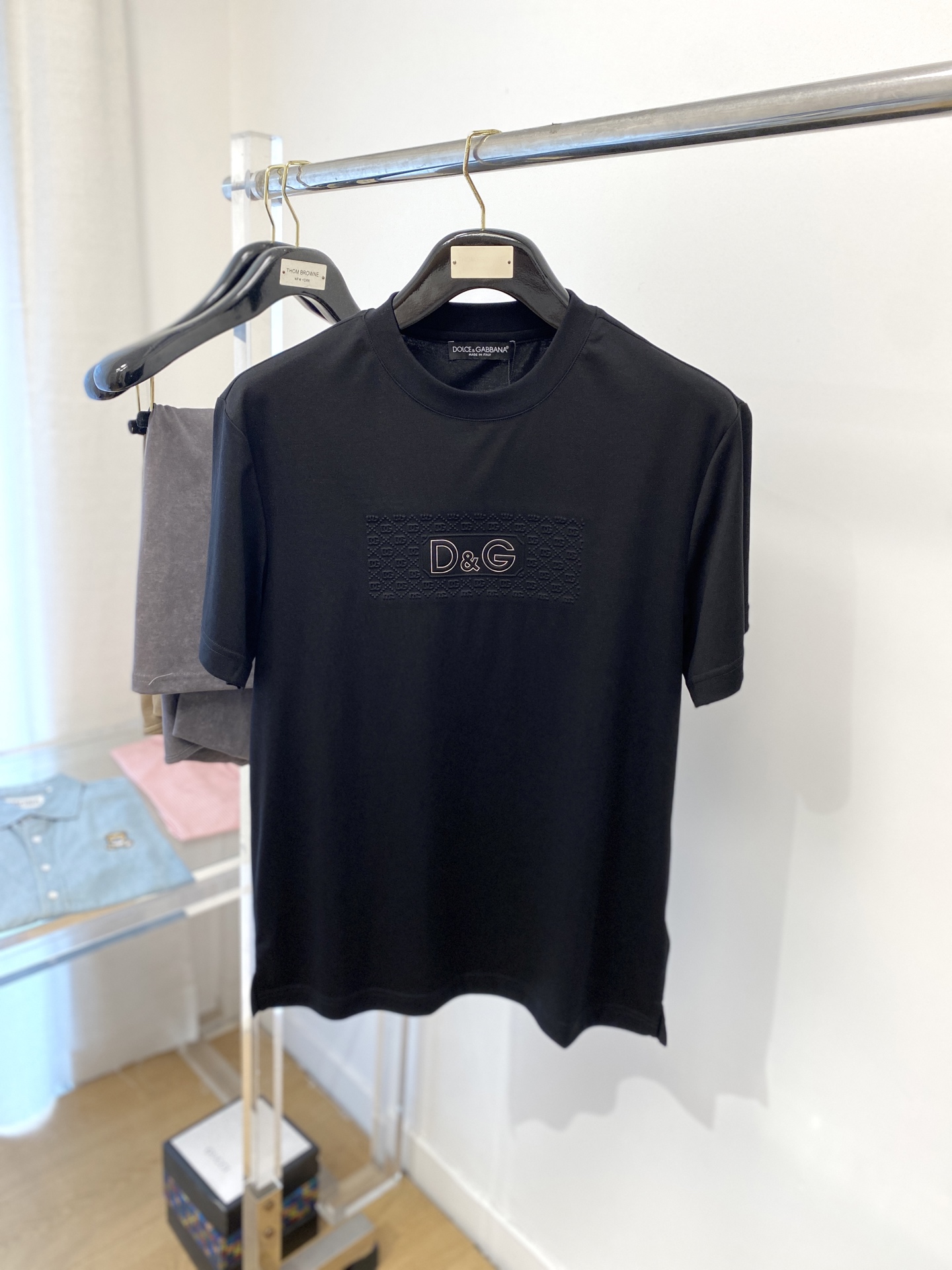 NO:159444,DG, the latest short-sleeved T-shirt in 2025, handsome and fashionable, top-grade embossed letter logo on the chest, simple and versatile style. The fabric cotton is not only crisp, maintains the trendy silhouette, but also comfortable to wear, and the yarn is more delicate, S-XXL, Dolce & Gabbana, T-shirt, tees, t-shirt, alexander wang19860909DG、2025最新款短袖T恤,帅气时尚,胸前顶级凹凸印胶字母logo,简约百搭款.面料棉 不仅挺括,保持潮流的廓形,又穿着舒适,纱织更细腻,码数S-XXL,,Dolce&Gabbana,T-shirt,tees，t-shirt,alexander wang,Men's clothing