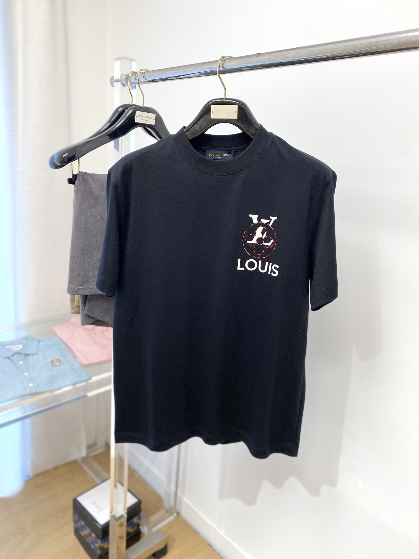 NO:159447,Louis Vuitton, the latest short-sleeved T-shirt in 2025, handsome and fashionable, top printed letter logo on the chest, simple and versatile style. The fabric cotton is not only crisp, maintains the trendy silhouette, but also comfortable to wear, and the yarn is more delicate, S-XXL,,louis vuitton, T-shirt,tees, t-shirt,alexander wang19860909路易威登、2025最新款短袖T恤,帅气时尚,胸前顶级印花字母logo,简约百搭款.面料棉 不仅挺括,保持潮流的廓形,又穿着舒适,纱织更细腻,码数S-XXL,,louis vuitton,T-shirt,tees，t-shirt,alexander wang,Men's clothing