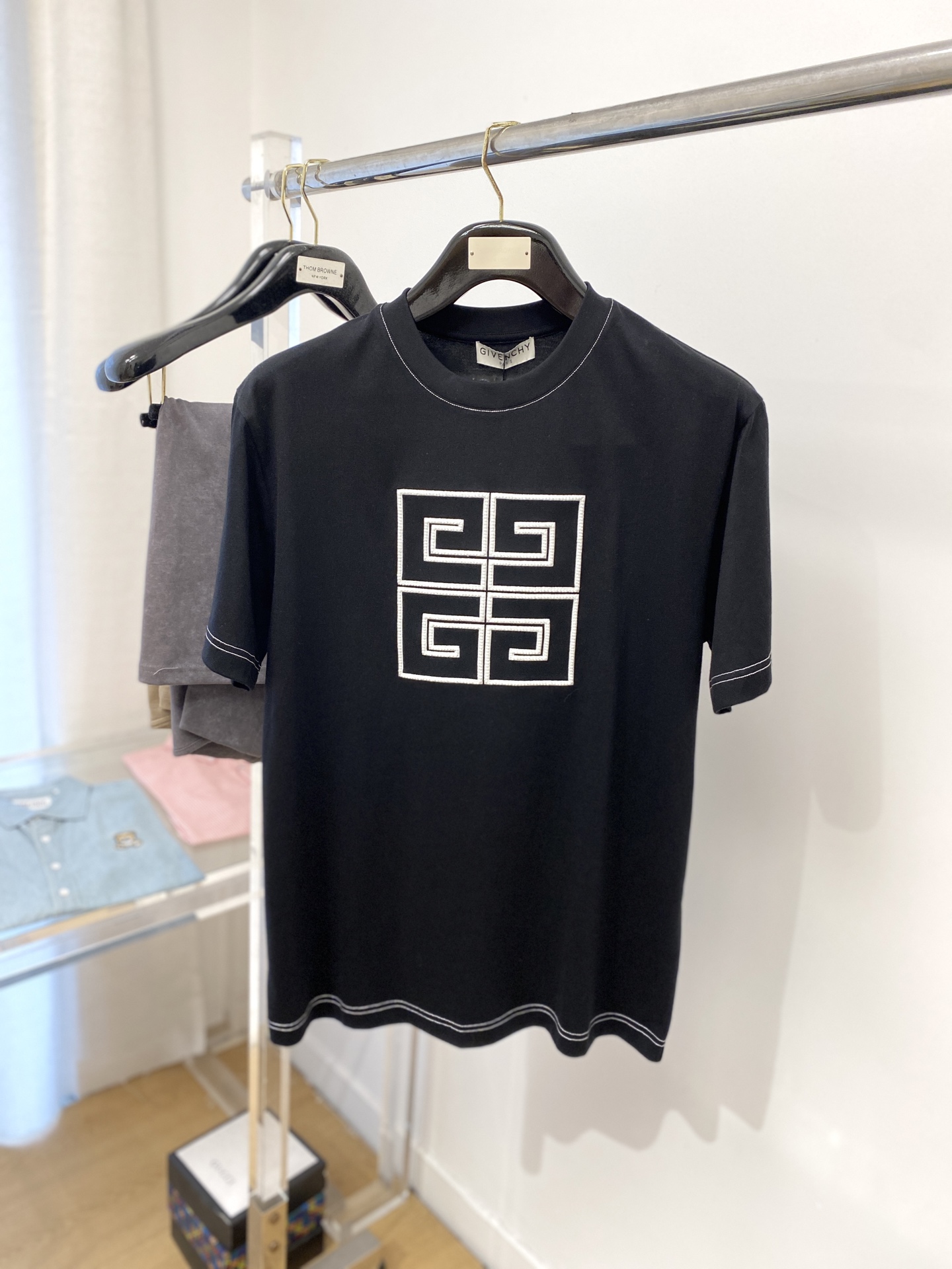 NO:159450,Givenchy, the latest short-sleeved T-shirt in 2025, handsome and fashionable, exquisite embroidered pattern logo on the chest, simple and versatile style. The fabric cotton is not only crisp, maintains the trendy silhouette, but also comfortable to wear, and the yarn is more delicate, S-XXL, given, T-shirt, tees, t-shirt, alexander wang19860909纪梵希、2025最新款短袖T恤,帅气时尚,胸前精致刺绣图案logo,简约百搭款.面料棉 不仅挺括,保持潮流的廓形,又穿着舒适,纱织更细腻,码数S-XXL,,givenchy,T-shirt,tees，t-shirt,alexander wang,Men's clothing