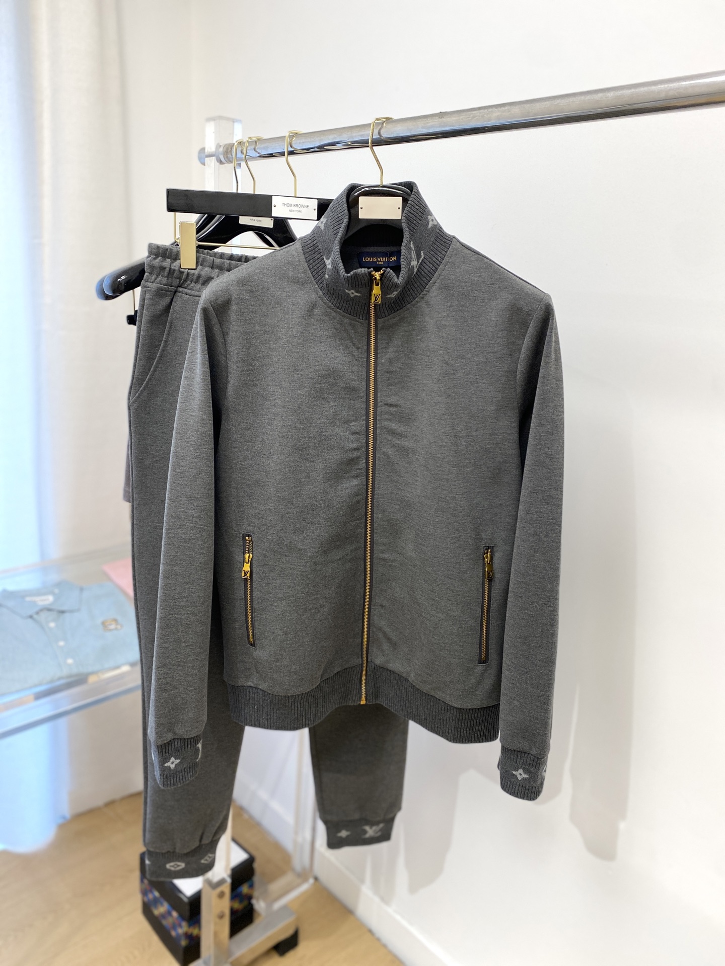 NO:159453,Louis Vuitton, the latest products in 2025, fashionable and casual suits, top-grade original fabrics, comfortable to wear, good moisture absorption and breathability, and extremely high color fastness!  Both the inside and the outside are very outstanding. The M-3XL set, louis vuitton, alexander wang19860909路易威登、2025最新品,时尚休闲套装,顶级原版面料打造,穿着舒适,吸湿性透气性都非常良好,色牢度超高！无论内搭还是外穿都非常出彩码数M-3XL 一套,,louis vuitton,alexander wang,Men's clothing