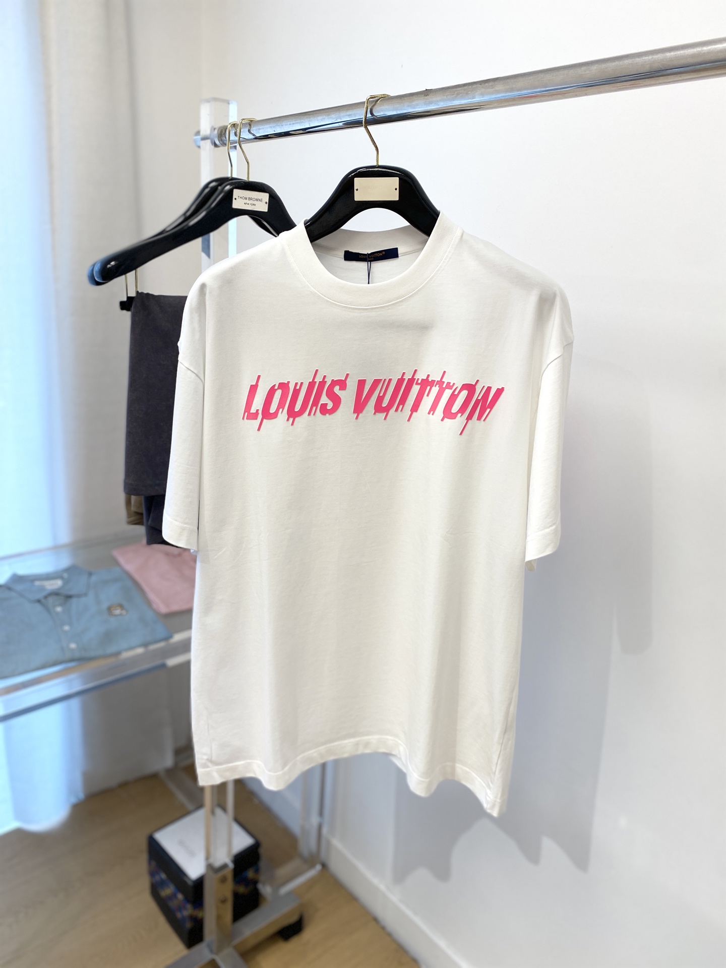 NO:159455,Louis Vuitton, the latest short-sleeved T-shirt in 2025, handsome and fashionable, top printed letter logo on the chest, simple and versatile style. The fabric cotton is not only crisp, maintains the trendy silhouette, but also comfortable to wear, and the yarn is more delicate, S-XXL,,louis vuitton, T-shirt,tees, t-shirt,alexander wang19860909路易威登、2025最新款短袖T恤,帅气时尚,胸前顶级印花字母logo,简约百搭款.面料棉 不仅挺括,保持潮流的廓形,又穿着舒适,纱织更细腻,码数S-XXL,,louis vuitton,T-shirt,tees，t-shirt,alexander wang,Men's clothing