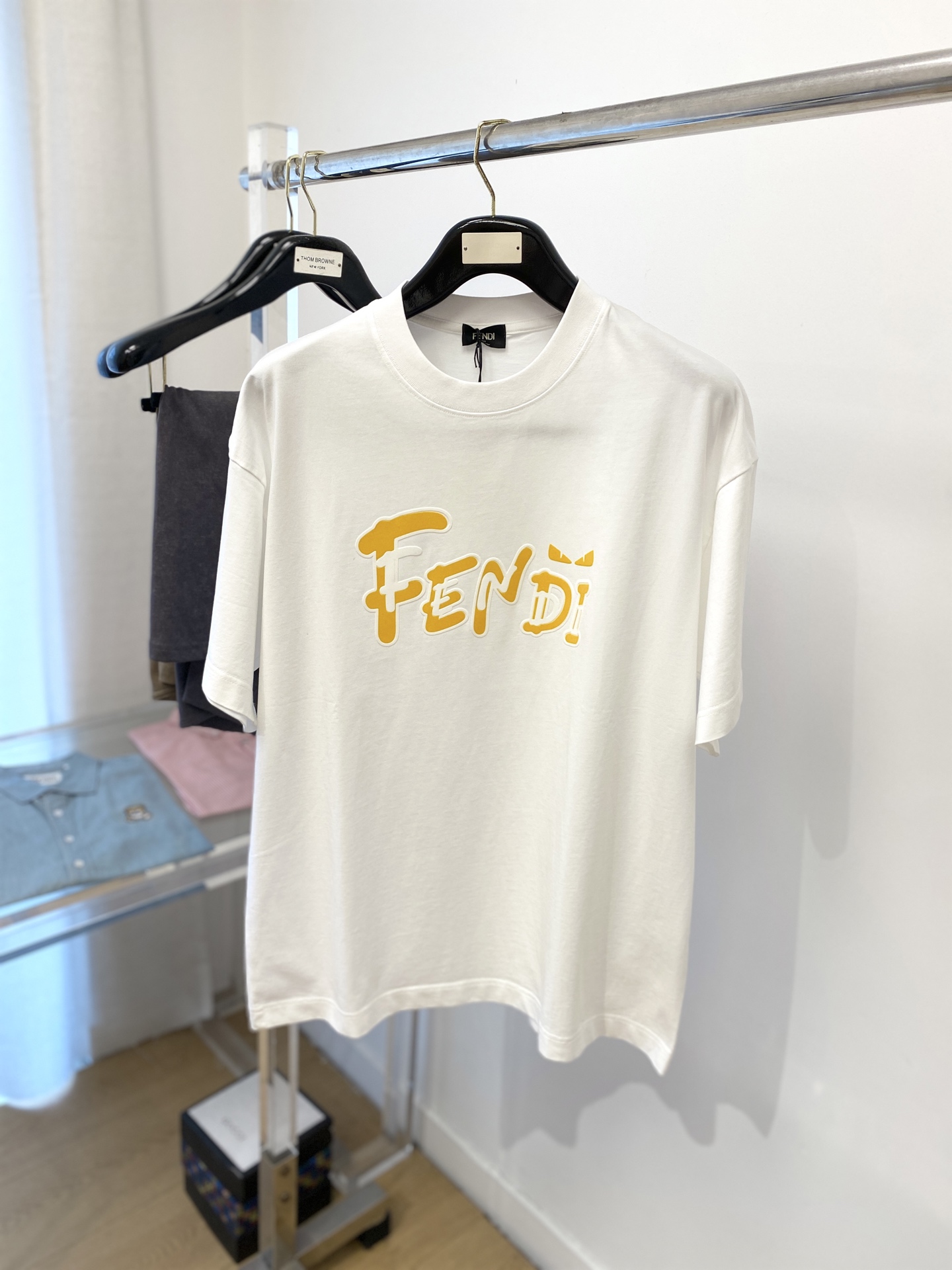 NO:159458,Fendi, the latest short-sleeved T-shirt in 2025, handsome and fashionable, top-grade printed pattern letter logo on the chest, simple and versatile style. The fabric cotton is not only crisp, maintains the trendy silhouette, but also comfortable to wear, and the yarn is more delicate, S-XXL, fendi, T-shirt, tees, t-shirt, alexander wang19860909芬迪、2025最新款短袖T恤,帅气时尚,胸前顶级印花图案字母logo,简约百搭款.面料棉 不仅挺括,保持潮流的廓形,又穿着舒适,纱织更细腻,码数S-XXL,,fendi,T-shirt,tees，t-shirt,alexander wang,Men's clothing