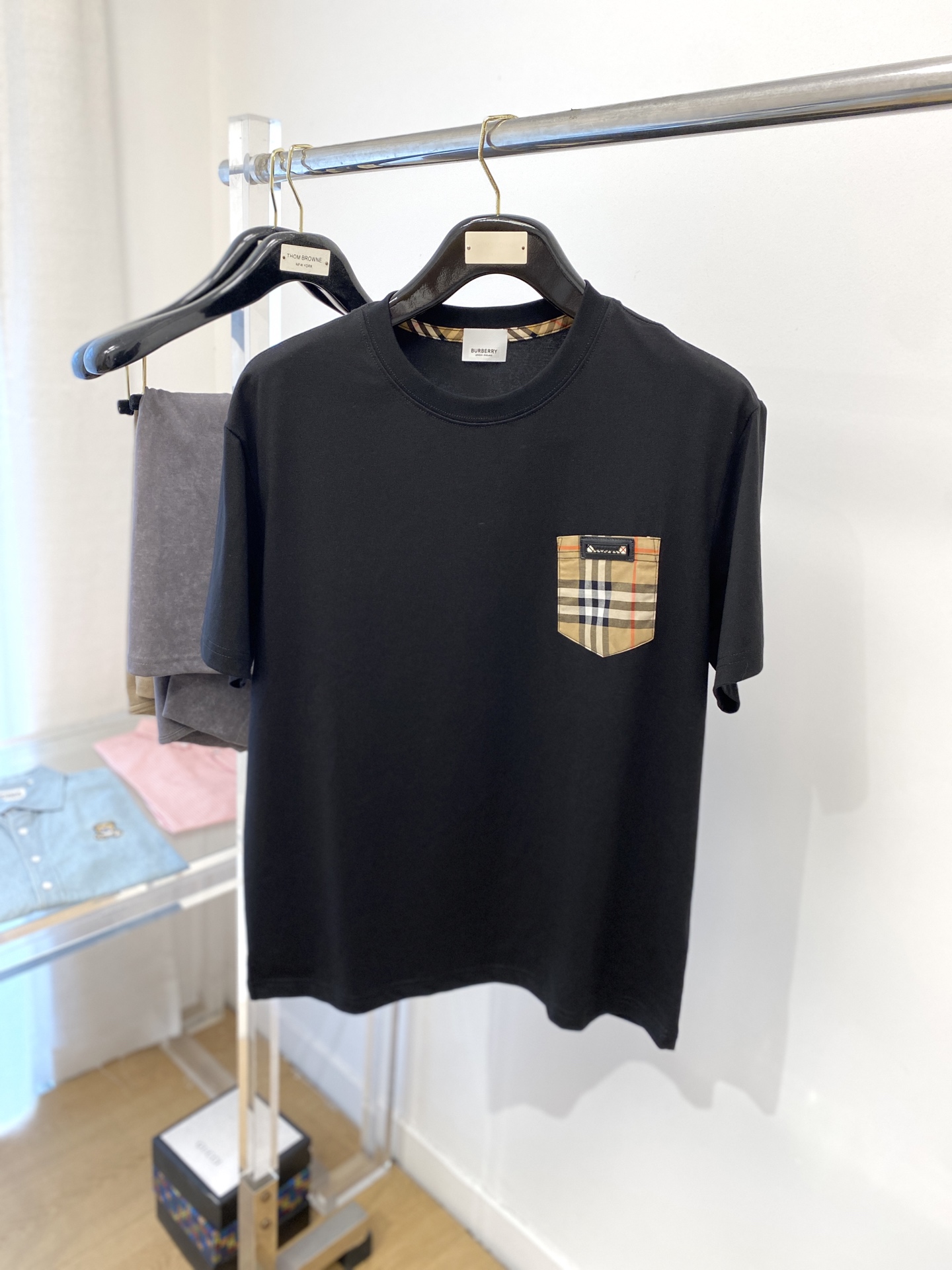 NO:159457,Burberry, the latest short-sleeved T-shirt in 2025, handsome and fashionable, chest embroidered decorative letter logo, simple and versatile style. Fabric cotton is not only crisp, maintains a fashionable silhouette, but also comfortable to wear, and the yarn is more delicate, the number M-3XL, burberry, T-shirt, tees, t-shirt, alexander wang19860909巴宝莉、2025最新款短袖T恤,帅气时尚,胸前刺绣装饰字母logo,简约百搭款.面料棉 不仅挺括,保持潮流的廓形,又穿着舒适,纱织更细腻,码数M-3XL,,burberry,T-shirt,tees，t-shirt,alexander wang,Men's clothing