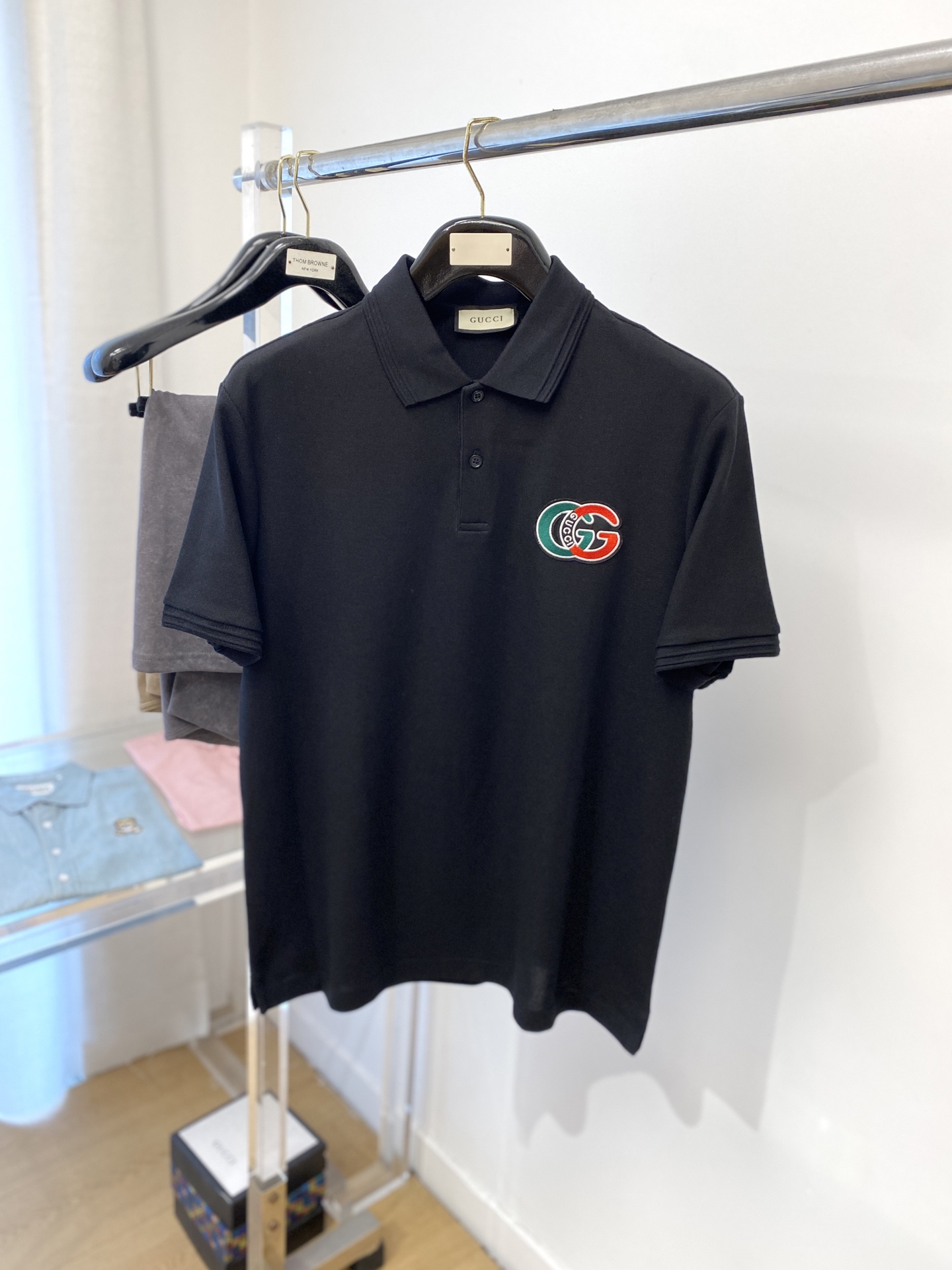 NO:159459,Guqi, the latest short-sleeved T-shirt in 2025, handsome and fashionable, exquisite and densely weaving embroidered letter logo on the chest, simple and versatile style. The fabric cotton is not only crisp, maintains the trendy silhouette, but also comfortable to wear, and the yarn is more delicate, the number M-3XL, T-shirt,tees, t-shirt,alexander wang19860909古奇、2025最新款短袖T恤,帅气时尚,胸前精致密织刺绣字母logo,简约百搭款.面料棉 不仅挺括,保持潮流的廓形,又穿着舒适,纱织更细腻,码数M-3XL,,T-shirt,tees，t-shirt,alexander wang,Men's clothing