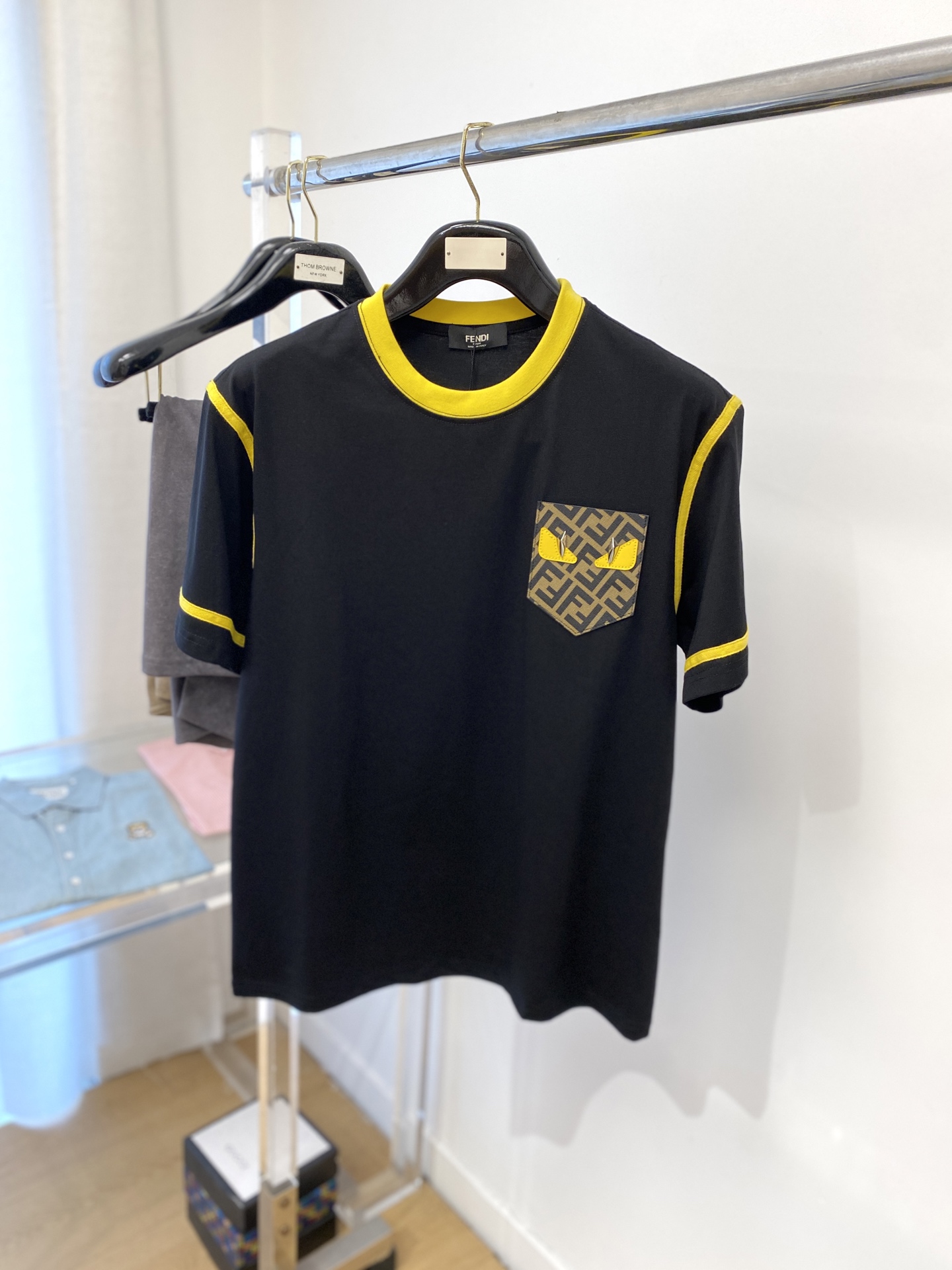 NO:159461,Fendi, the latest short-sleeved T-shirt in 2025, handsome and fashionable, exquisite embroidered decorative pattern letter logo on the chest, simple and versatile style. The fabric cotton is not only crisp, maintains the trendy silhouette, but also comfortable to wear, and the yarn is more delicate, the number M-3XL, fendi, T-shirt, tees, t-shirt, alexander wang19860909芬迪、2025最新款短袖T恤,帅气时尚,胸前精致刺绣装饰图案字母logo,简约百搭款.面料棉 不仅挺括,保持潮流的廓形,又穿着舒适,纱织更细腻,码数M-3XL,,fendi,T-shirt,tees，t-shirt,alexander wang,Men's clothing