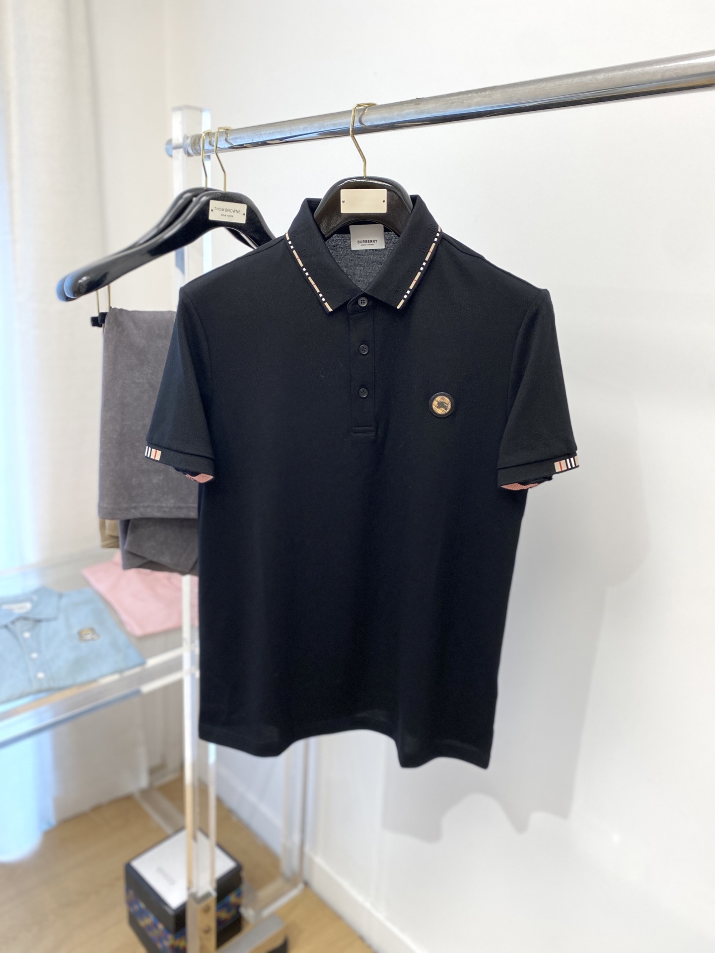 NO:159463,Burberry, the latest short-sleeved T-shirt in 2025, handsome and fashionable, chest embroidery decorative pattern logo, simple and versatile style. Fabric cotton is not only crisp, maintains a fashionable silhouette, but also comfortable to wear, and the yarn is more delicate, the number M-3XL, burberry, T-shirt, tees, t-shirt, alexander wang19860909巴宝莉、2025最新款短袖T恤,帅气时尚,胸前刺绣装饰图案logo,简约百搭款.面料棉 不仅挺括,保持潮流的廓形,又穿着舒适,纱织更细腻,码数M-3XL,,burberry,T-shirt,tees，t-shirt,alexander wang,Men's clothing