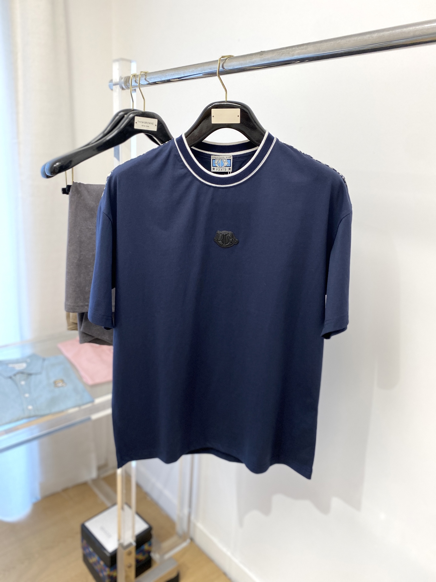 NO:159465,Dior, the latest short-sleeved T-shirt in 2025, handsome and fashionable, chest embroidered decorative letter logo, simple and versatile style. Fabric cotton is not only crisp, maintains a fashionable silhouette, but also comfortable to wear, and the yarn is more delicate, the number M-3XL, dior, T-shirt, tees, t-shirt, alexander wang19860909迪奥、2025最新款短袖T恤,帅气时尚,胸前刺绣装饰字母logo,简约百搭款.面料棉 不仅挺括,保持潮流的廓形,又穿着舒适,纱织更细腻,码数M-3XL,,dior,T-shirt,tees，t-shirt,alexander wang,Men's clothing