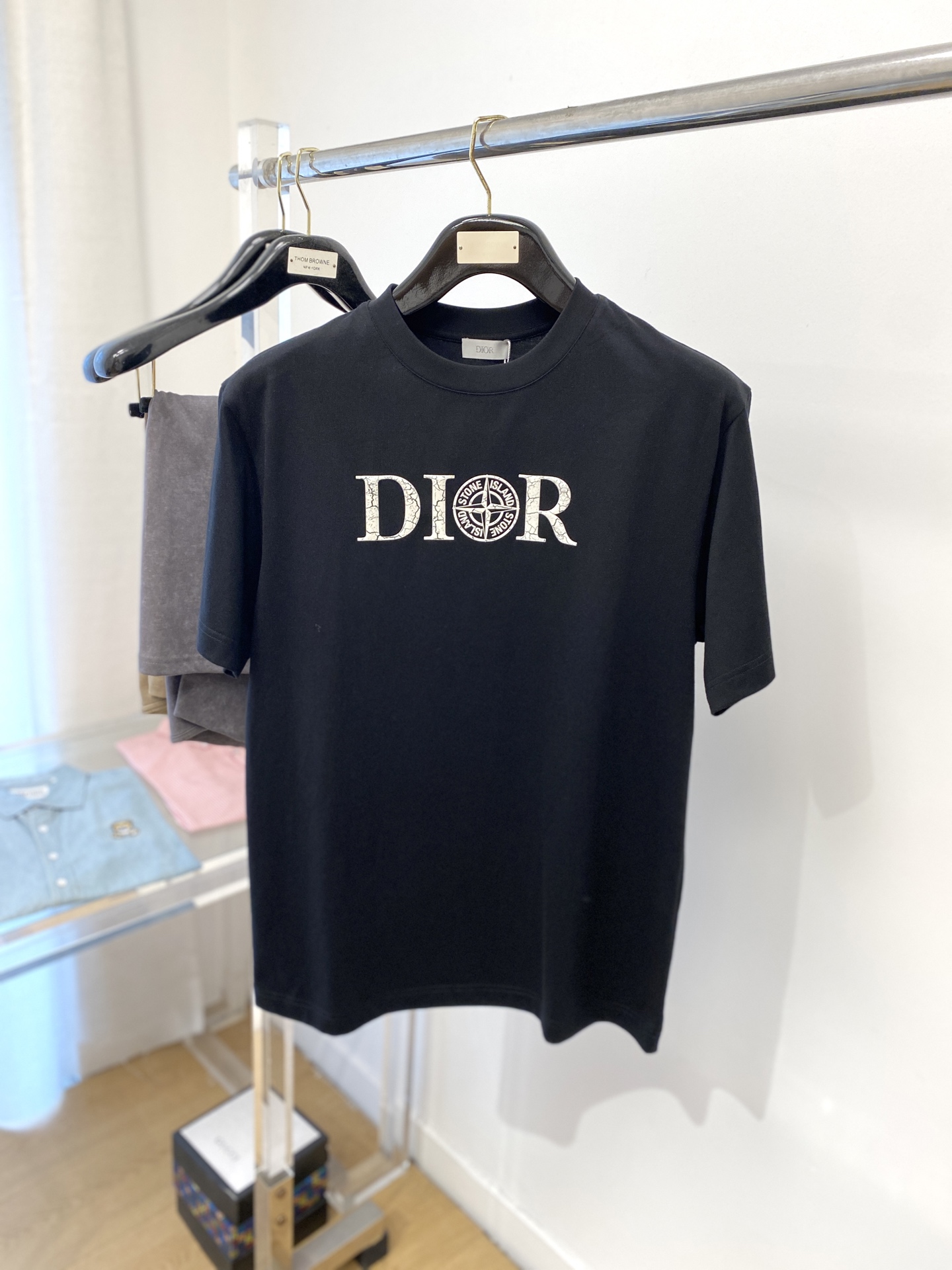 NO:159468,Dior, the latest short-sleeved T-shirt in 2025, handsome and fashionable, top-grade glue-printed pattern letter logo on the chest, simple and versatile style. The fabric cotton is not only crisp, maintains the trendy silhouette, but also comfortable to wear, and the yarn is more delicate, the number of S-XXL,,dior,T-shirt,tees,t-shirt,alexander wang19860909迪奥、2025最新款短袖T恤,帅气时尚,胸口顶级印胶图案字母logo,简约百搭款.面料棉 不仅挺括,保持潮流的廓形,又穿着舒适,纱织更细腻,码数S-XXL,,dior,T-shirt,tees，t-shirt,alexander wang,Men's clothing