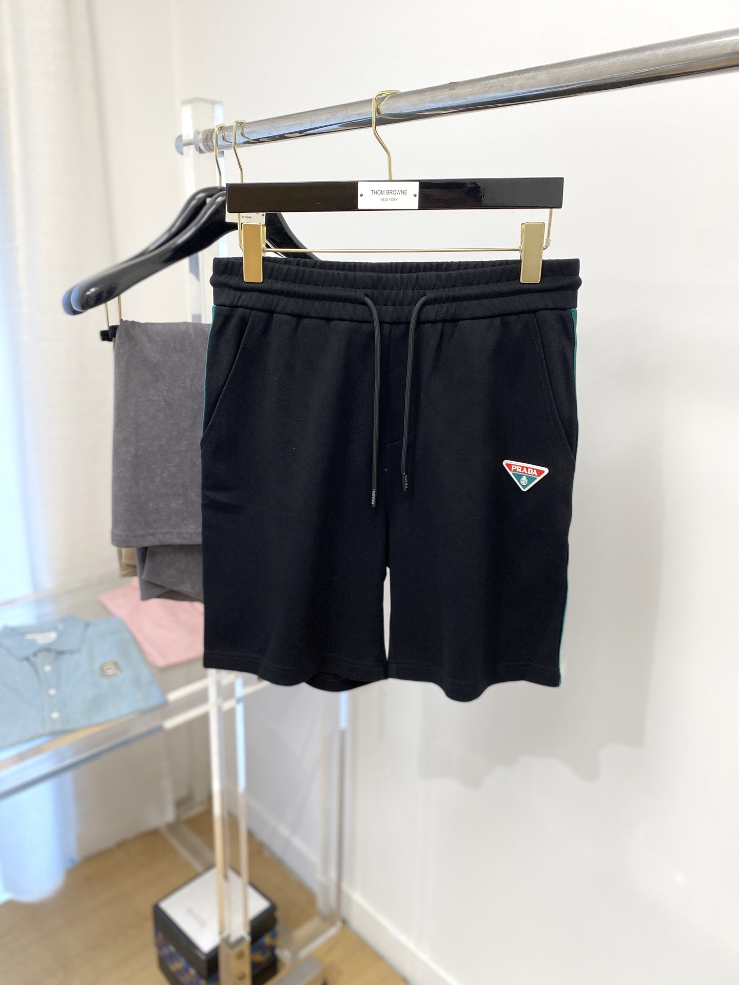 NO:159462,Prada, 2025 hot casual shorts, high elasticity and slimming, simple and versatile, with fine workmanship, every needle can be seen with care, many celebrity celebrities love the most, lengthen the body proportions!  Micro-spin ^_^Comfortable fabric Details M-3XL, prada, shorts, alexander wang19860909普拉达、2025爆款休闲短裤 高弹显瘦必爆简约百搭爆款,做工精细,每一针都看得到用心,超多明星网红最爱 拉长身材比例哦！微弹 ^_^舒适面料 细节体码数M-3XL,,prada,shorts,alexander wang,Men's clothing