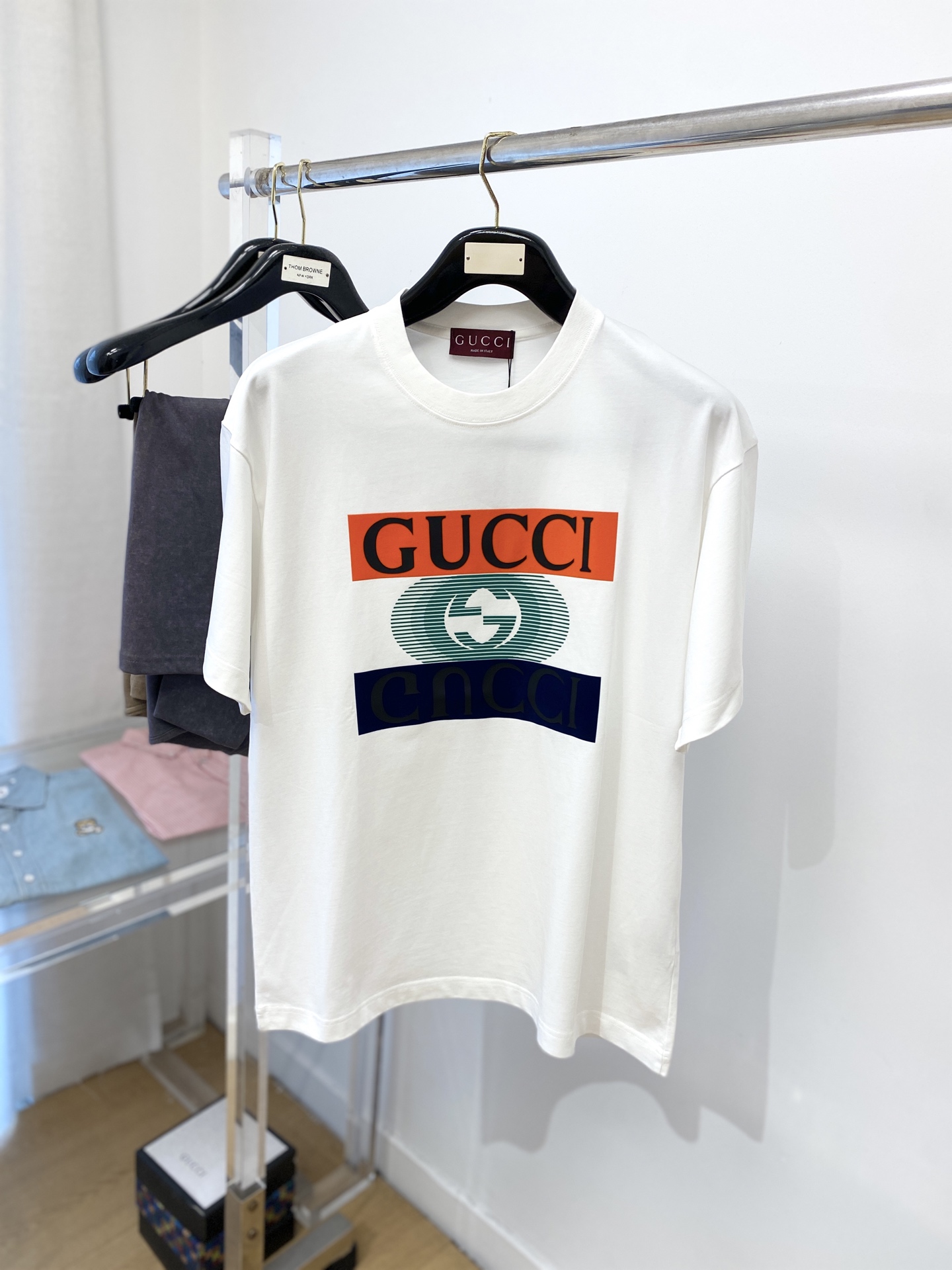 NO:161986,Guqi, the latest short-sleeved T-shirt in 2025, handsome and fashionable, top printed letter logo on the chest, simple and versatile style. The fabric cotton is not only crisp, maintains the trendy silhouette, but also comfortable to wear, and the yarn is more delicate, S-XXL, T-shirt,tees, t-shirt,alexander wang19860909古奇、2025最新款短袖T恤,帅气时尚,胸前顶级印花字母logo,简约百搭款.面料棉 不仅挺括,保持潮流的廓形,又穿着舒适,纱织更细腻,码数S-XXL,,T-shirt,tees，t-shirt,alexander wang,Men's clothing
