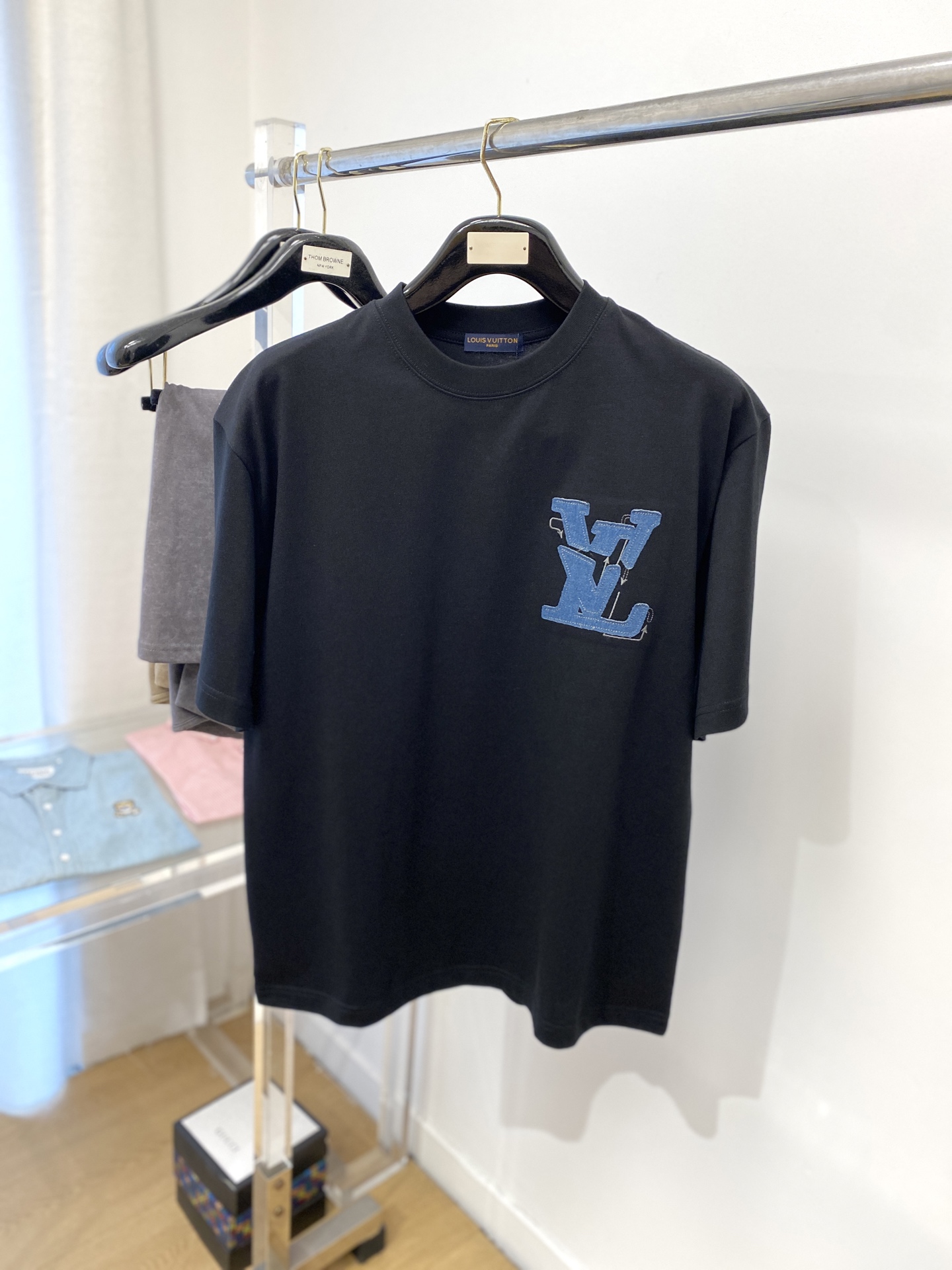 NO:161982,Louis Vuitton, the latest short-sleeved T-shirt in 2025, handsome and fashionable, exquisite embroidered woven bag letter logo on the chest, simple and versatile style. The fabric cotton is not only crisp, maintains the trendy silhouette, but also comfortable to wear, and the yarn is more delicate, the number M-XXL, louis vuitton, T-shirt,tees, t-shirt,alexander wang19860909路易威登、2025最新款短袖T恤,帅气时尚,胸前精致刺绣织袋字母logo,简约百搭款.面料棉 不仅挺括,保持潮流的廓形,又穿着舒适,纱织更细腻,码数M-XXL,,louis vuitton,T-shirt,tees，t-shirt,alexander wang,Men's clothing