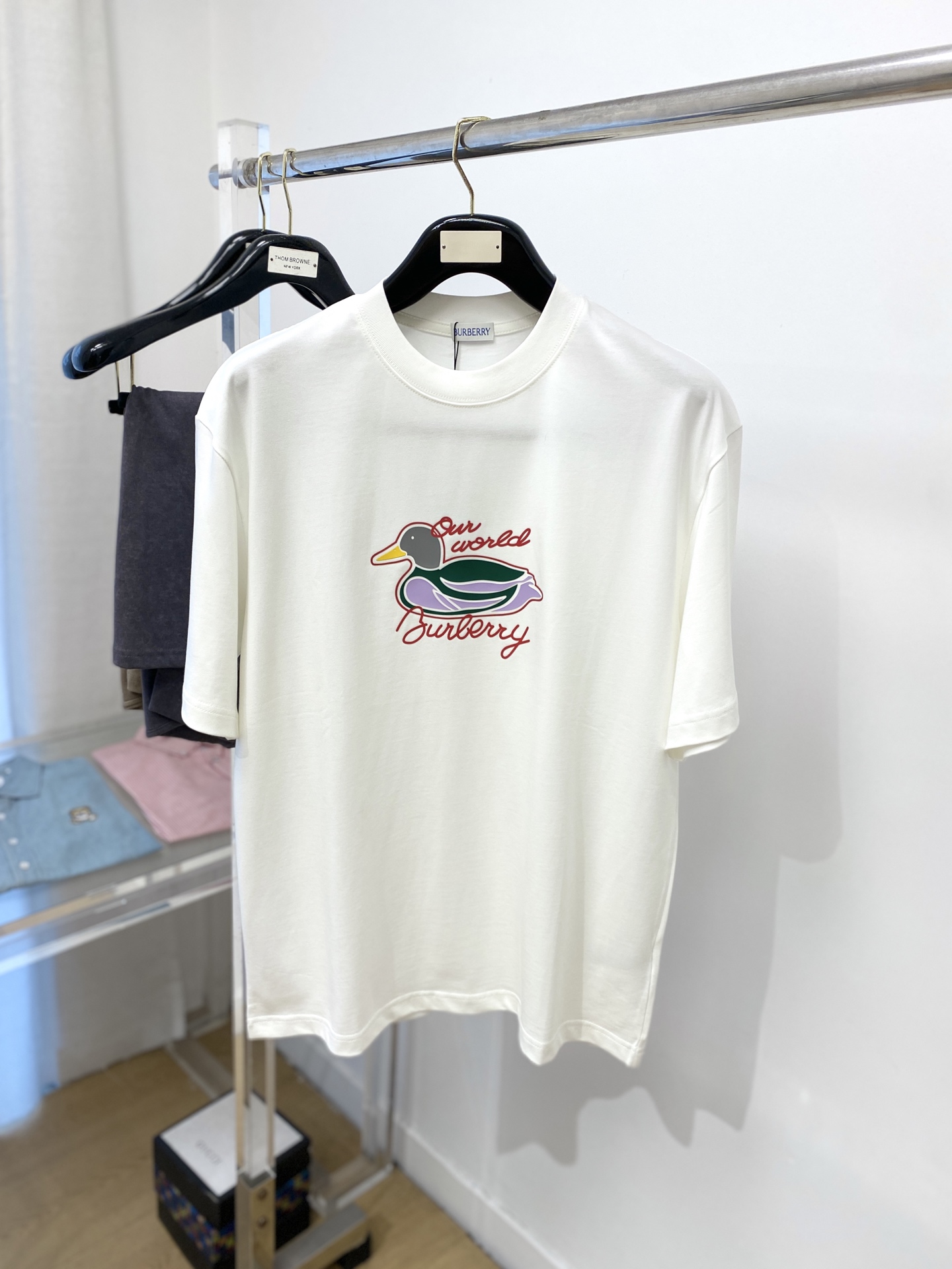 NO:161988,Burberry, the latest short-sleeved T-shirt in 2025, handsome and fashionable, top-grade glue-printed letter logo on the chest, simple and versatile style. Fabric cotton is not only crisp, maintains a fashionable silhouette, but also comfortable to wear, and the yarn is more delicate, the number M-XXL, burberry, T-shirt, tees, t-shirt, alexander wang19860909巴宝莉、2025最新款短袖T恤,帅气时尚,胸前顶级印胶图案字母logo,简约百搭款.面料棉 不仅挺括,保持潮流的廓形,又穿着舒适,纱织更细腻,码数M-XXL,,burberry,T-shirt,tees，t-shirt,alexander wang,Men's clothing