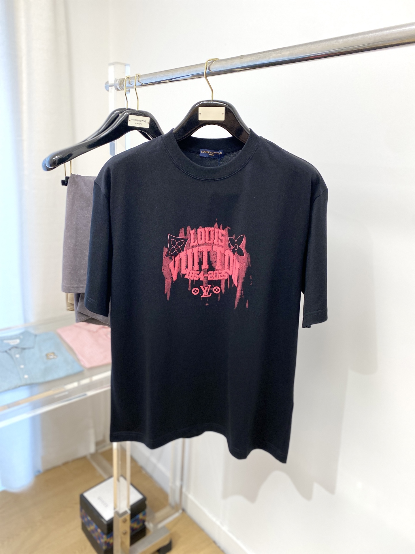 NO:161991,Louis Vuitton, the latest short-sleeved T-shirt in 2025, handsome and fashionable, top-grade embroidered printed pattern letter logo on the chest, simple and versatile style. The fabric cotton is not only crisp, maintains the trendy silhouette, but also comfortable to wear, and the yarn is more delicate, the number M-XXL, louis vuitton, T-shirt,tees, t-shirt,alexander wang19860909路易威登、2025最新款短袖T恤,帅气时尚,胸前顶级刺绣印花图案字母logo,简约百搭款.面料棉 不仅挺括,保持潮流的廓形,又穿着舒适,纱织更细腻,码数M-XXL,,louis vuitton,T-shirt,tees，t-shirt,alexander wang,Men's clothing