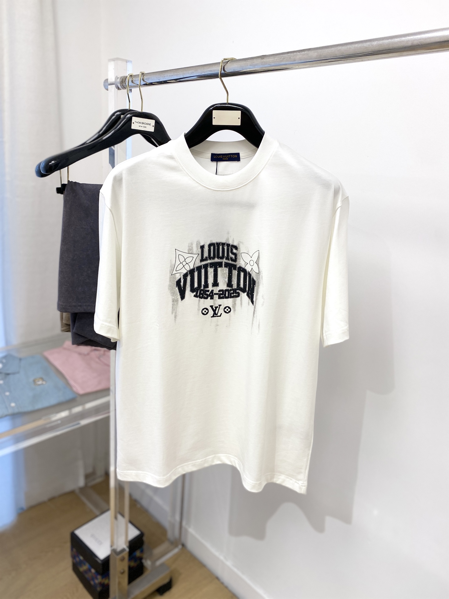 NO:161993,Louis Vuitton, the latest short-sleeved T-shirt in 2025, handsome and fashionable, top-grade embroidered printed pattern letter logo on the chest, simple and versatile style. The fabric cotton is not only crisp, maintains the trendy silhouette, but also comfortable to wear, and the yarn is more delicate, the number of codes M- XXL,,louis vuitton,T-shirt,tees,t-shirt,alexander wang19860909路易威登、2025最新款短袖T恤,帅气时尚,胸前顶级刺绣印花图案字母logo,简约百搭款.面料棉 不仅挺括,保持潮流的廓形,又穿着舒适,纱织更细腻,码数M- XXL,,louis vuitton,T-shirt,tees，t-shirt,alexander wang,Men's clothing