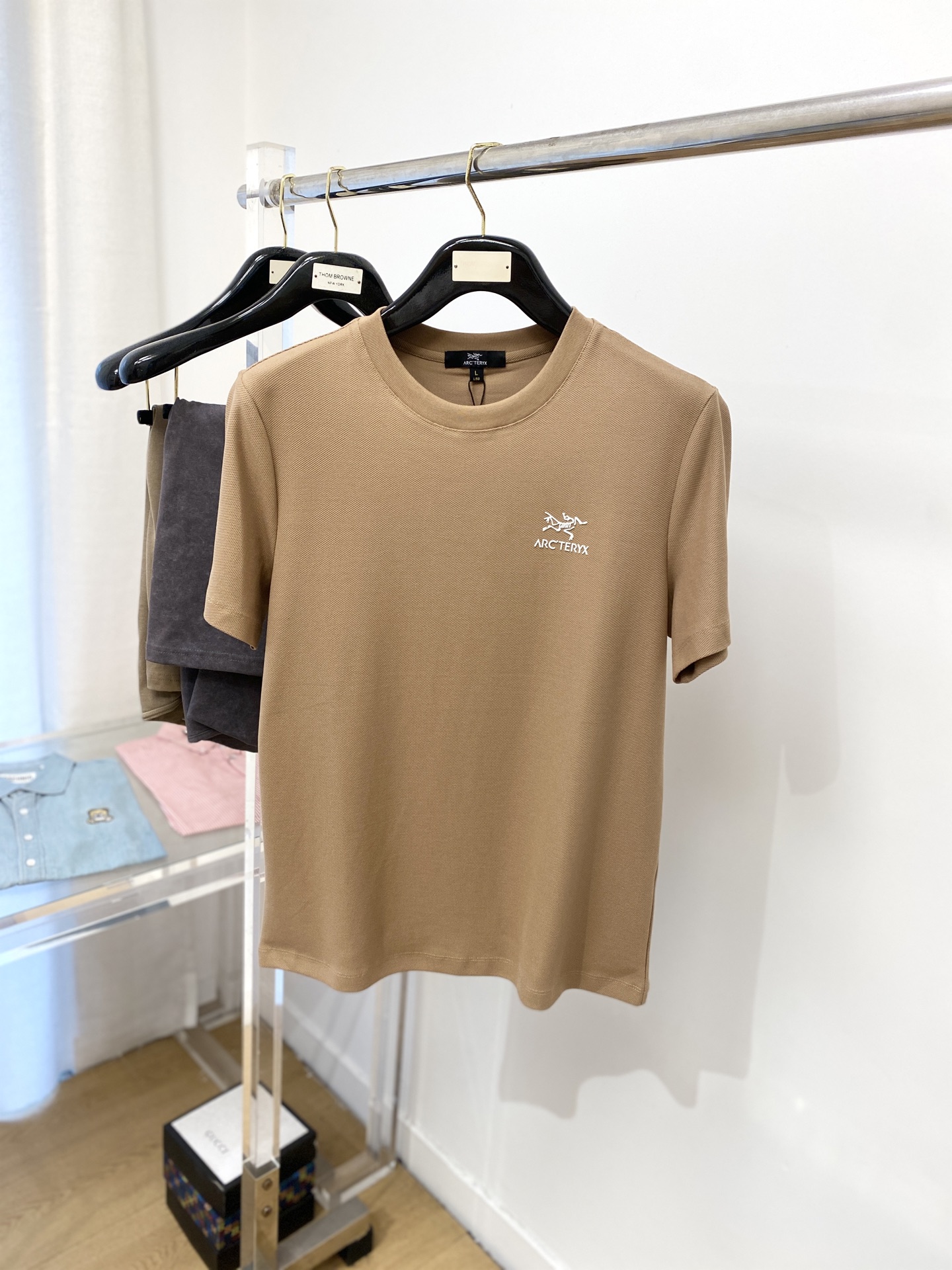 NO:461139,Archaeoptera Bird, the latest short-sleeved T-shirt in 2025, handsome and fashionable, with a priced printed letter pattern logo on the chest, simple and versatile style. The fabric cotton is not only crisp, maintains a fashionable silhouette, but also comfortable to wear, with more delicate yarn, and the number of codes M-3XL, arc'teryx, T-shirt,tees, t-shirt,alexander wang19860909始祖鸟、2025最新款短袖T恤,帅气时尚,胸前定价印胶字母图案logo,简约百搭款.面料棉 不仅挺括,保持潮流的廓形,又穿着舒适,纱织更细腻,码数 M-3XL,arc'teryx,T-shirt,tees，t-shirt,alexander wang,Men's clothing