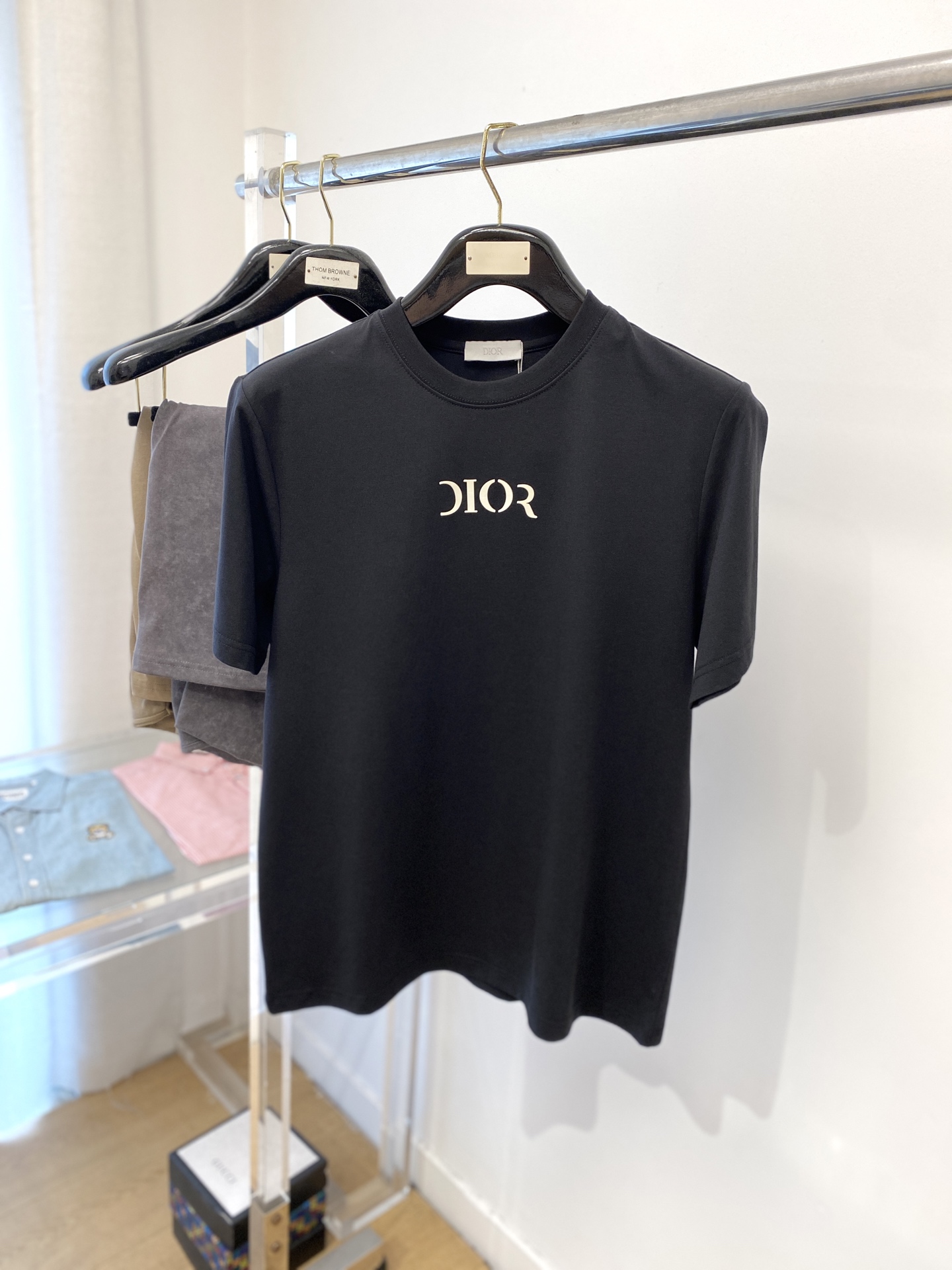 NO:160785,Dior, the latest short-sleeved T-shirt in 2025, handsome and fashionable, top-grade printed letter logo on the chest, simple and versatile style. Fabric cotton is not only crisp, maintains a fashionable silhouette, but also comfortable to wear, with more delicate yarn, and digits M-3XL,,dior,T-shirt,tees,t-shirt,alexander wang19860909迪奥、2025最新款短袖T恤,帅气时尚,胸口顶级印花字母logo,简约百搭款.面料棉 不仅挺括,保持潮流的廓形,又穿着舒适,纱织更细腻,码数 M-3XL,,dior,T-shirt,tees，t-shirt,alexander wang,Men's clothing