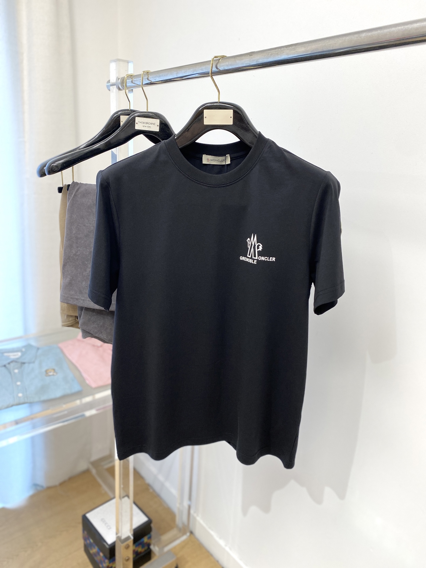 NO:160783,The latest short-sleeved T-shirt in 2025, handsome and fashionable, top-grade glue-printed letter logo on the chest, simple and versatile style. The fabric cotton is not only crisp, maintains the trendy silhouette, but also comfortable to wear, the yarn is more delicate, and the number of codes M-3XL,,Moncler,T-shirt,tees,t-shirt,alexander wang19860909蒙口、2025最新款短袖T恤,帅气时尚,胸口顶级印胶图案字母logo,简约百搭款.面料棉 不仅挺括,保持潮流的廓形,又穿着舒适,纱织更细腻,码数 M-3XL,,Moncler,T-shirt,tees，t-shirt,alexander wang,Men's clothing