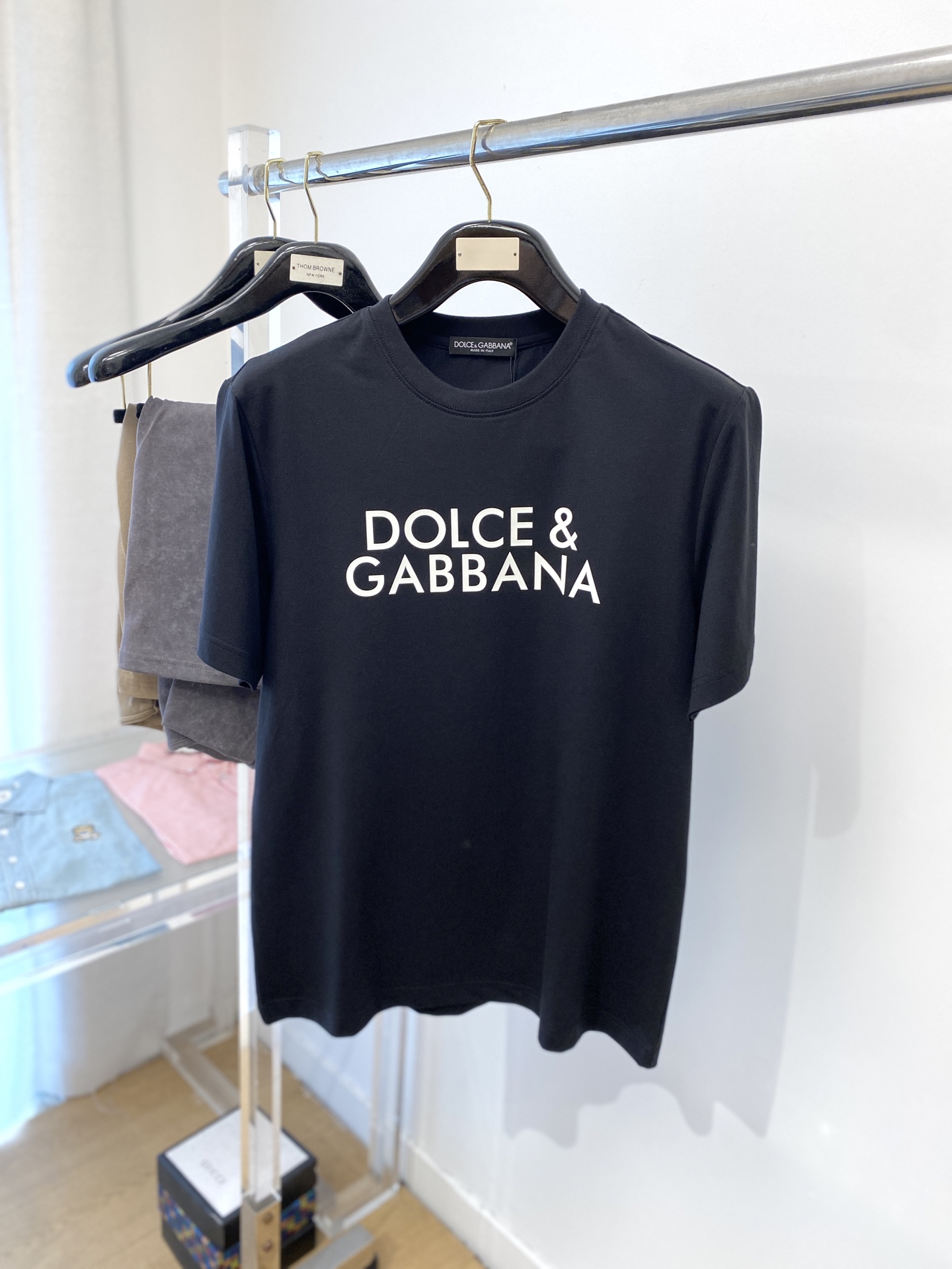 NO:160779,DG, 2025 new short-sleeved T-shirt, handsome and fashionable, top printed letter logo on the chest, simple and versatile style. Fabric cotton is not only crisp, maintains the trendy silhouette, and is comfortable to wear, and the yarn is more delicate, the number M-3XL, Dolce & Gabbana, T-shirt, tees, t-shirt, alexander wang19860909DG、2025新品短袖T恤,帅气时尚,胸前顶级印花字母logo,简约百搭款.面料棉 不仅挺括,保持潮流的廓形,又穿着舒适,纱织更细腻,码数M-3XL,,Dolce&Gabbana,T-shirt,tees，t-shirt,alexander wang,Men's clothing