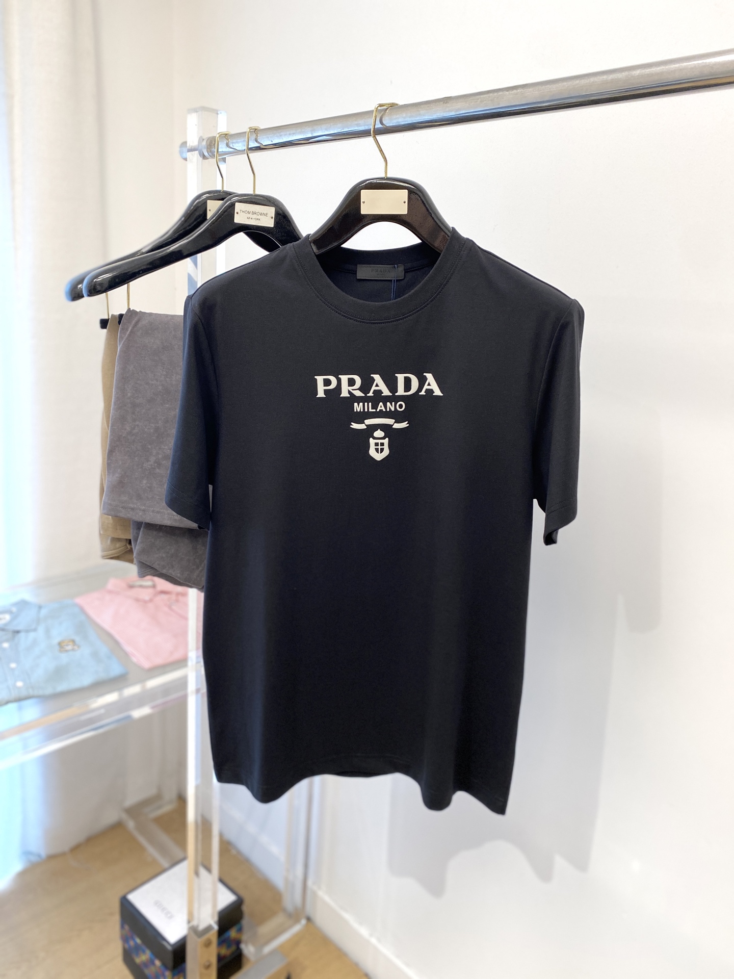 NO:160777,Prada, 2025 new short-sleeved T-shirt, handsome and fashionable, top-grade printed pattern letter logo on the chest, simple and versatile style. Fabric cotton is not only crisp, maintains a fashionable silhouette, and is comfortable to wear, and the yarn is more delicate, the number M-3XL, prada, T-shirt, tees, t-shirt, alexander wang19860909普拉达、2025新品短袖T恤,帅气时尚,胸前顶级印花图案字母logo,简约百搭款.面料棉 不仅挺括,保持潮流的廓形,又穿着舒适,纱织更细腻,码数M-3XL,,prada,T-shirt,tees，t-shirt,alexander wang,Men's clothing