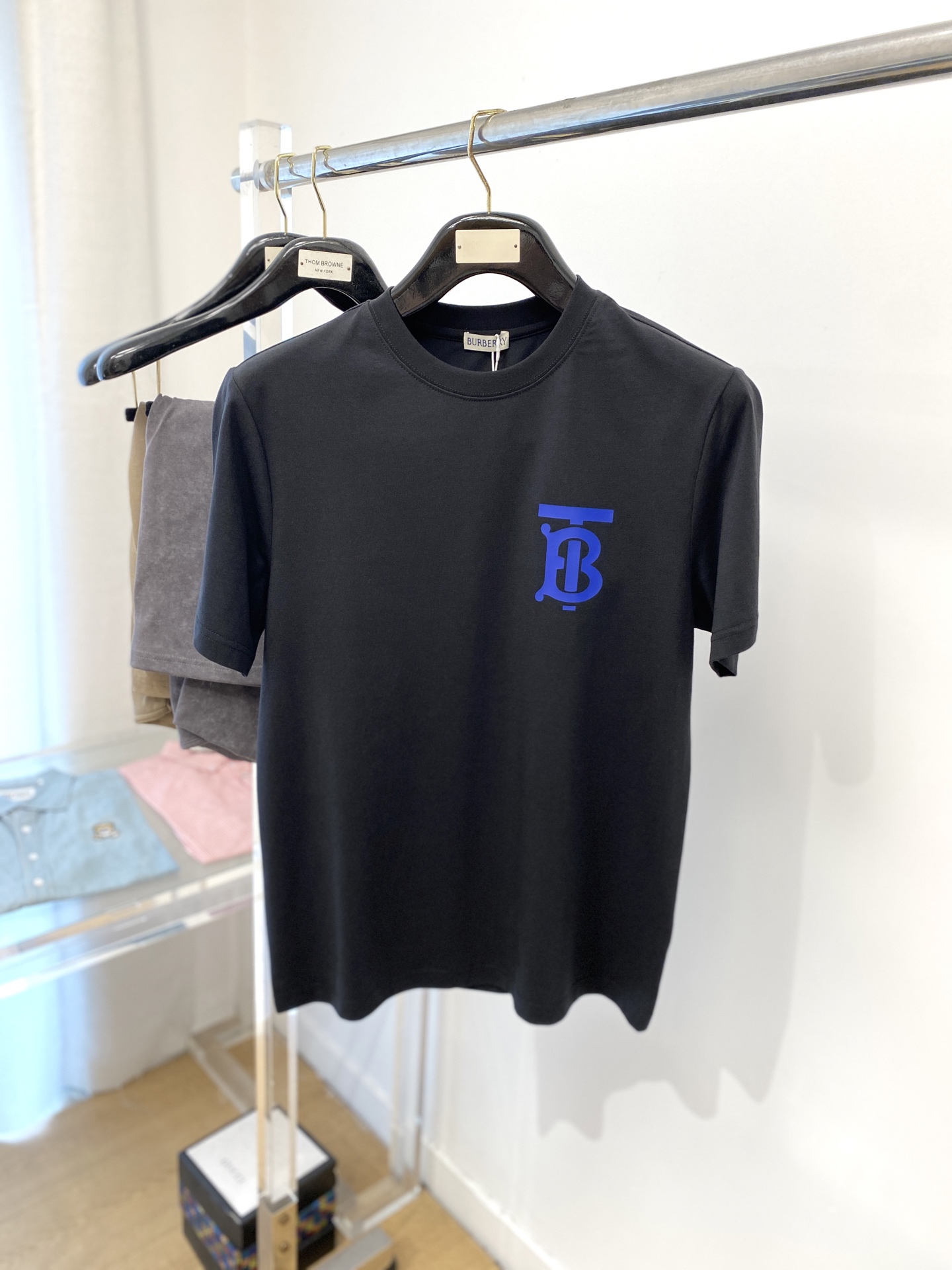 NO:160775,Burberry, 2025 new short-sleeved T-shirt, handsome and fashionable, top printed letter logo on the chest, simple and versatile style. Fabric cotton is not only crisp, maintains the trendy silhouette, but also comfortable to wear, and the yarn is more delicate, the number M-3XL, burberry, T-shirt, tees, t-shirt, alexander wang19860909巴宝莉、2025新品短袖T恤,帅气时尚,胸前顶级印花字母logo,简约百搭款.面料棉 不仅挺括,保持潮流的廓形,又穿着舒适,纱织更细腻,码数M-3XL,,burberry,T-shirt,tees，t-shirt,alexander wang,Men's clothing