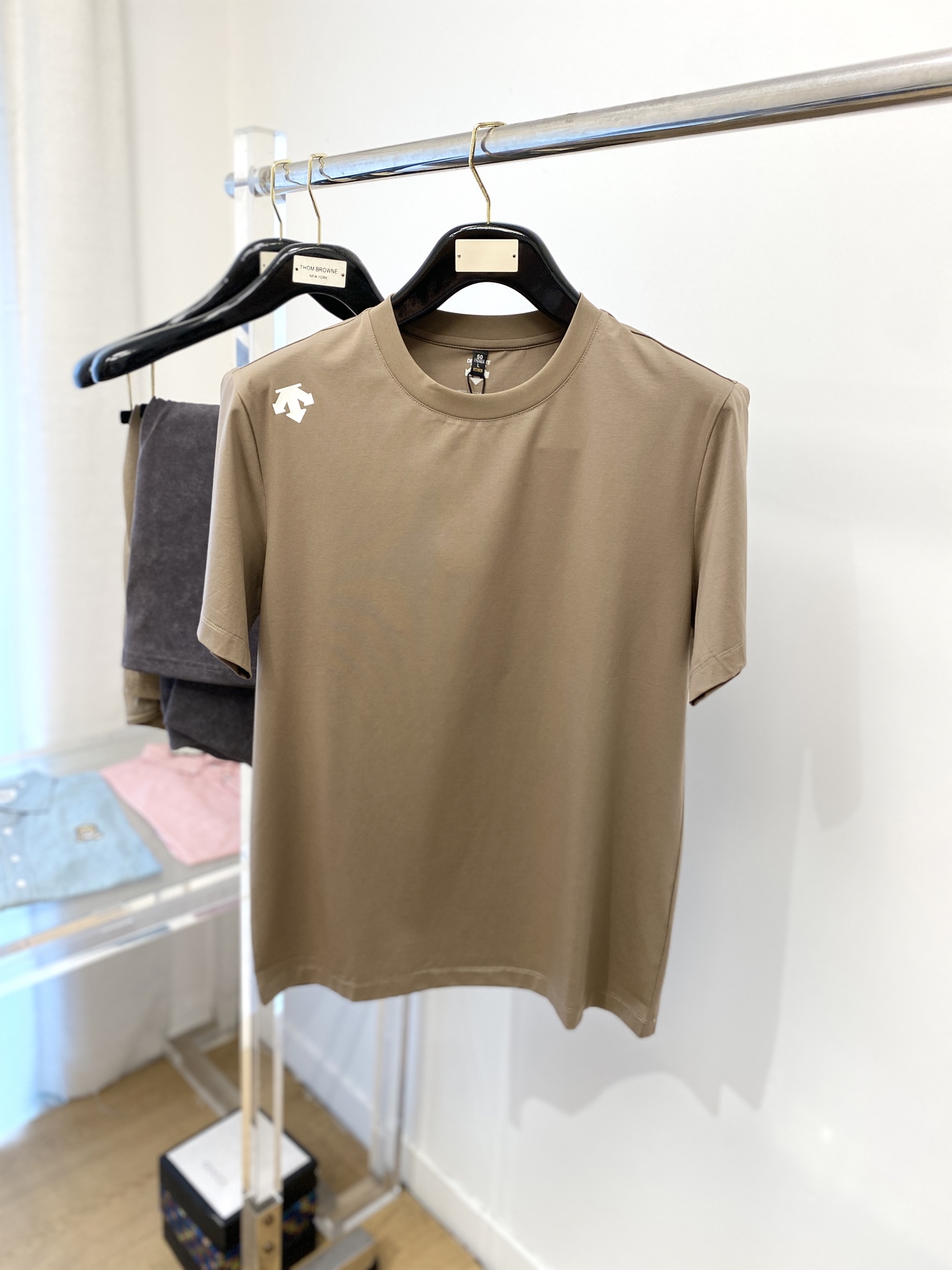 NO:520133,DESCENTE, the latest short-sleeved T-shirt in 2025, handsome and fashionable, top-grade printed pattern logo on the shoulders, simple and versatile style. The fabric cotton is not only crisp, maintains the trendy silhouette, and is comfortable to wear, and the yarn is more delicate, the number M-3XL, T-shirt,tees, t-shirt,alexander wang19860909DESCENTE迪桑特、2025最新款短袖T恤,帅气时尚,肩部顶级印花图案logo,简约百搭款.面料棉 不仅挺括,保持潮流的廓形,又穿着舒适,纱织更细腻,码数M-3XL,,T-shirt,tees，t-shirt,alexander wang,Men's clothing