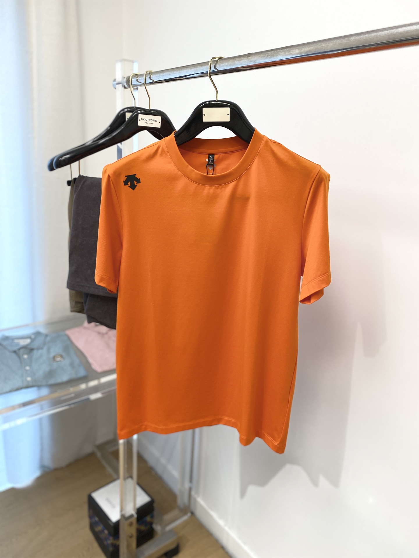 NO:160787,DESCENTE, the latest short-sleeved T-shirt in 2025, handsome and fashionable, top-grade printed pattern logo on the shoulders, simple and versatile style. The fabric cotton is not only crisp, maintains the trendy silhouette, and is comfortable to wear, and the yarn is more delicate, the number M-3XL, T-shirt,tees, t-shirt,alexander wang19860909DESCENTE迪桑特、2025最新款短袖T恤,帅气时尚,肩部顶级印花图案logo,简约百搭款.面料棉 不仅挺括,保持潮流的廓形,又穿着舒适,纱织更细腻,码数M-3XL,,T-shirt,tees，t-shirt,alexander wang,Men's clothing