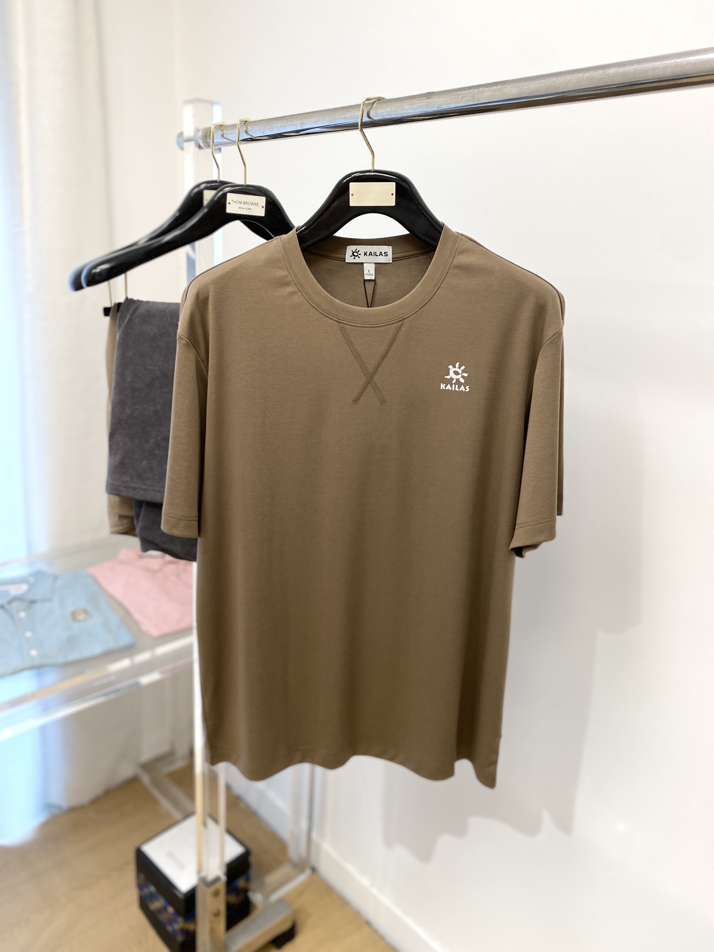 NO:160789,KAILAS fashion brand, 2025 latest short-sleeved T-shirt, handsome and fashionable, top printed pattern letter logo on the chest, simple and versatile style. Fabric cotton is not only crisp, maintains the trendy silhouette, and is comfortable to wear, and the yarn is more delicate, the number M-3XL, T-shirt,tees, t-shirt,alexander wang19860909KAILAS 时尚潮牌、2025最新款短袖T恤,帅气时尚,胸前顶级印花图案字母logo,简约百搭款.面料棉 不仅挺括,保持潮流的廓形,又穿着舒适,纱织更细腻,码数M-3XL,,T-shirt,tees，t-shirt,alexander wang,Men's clothing