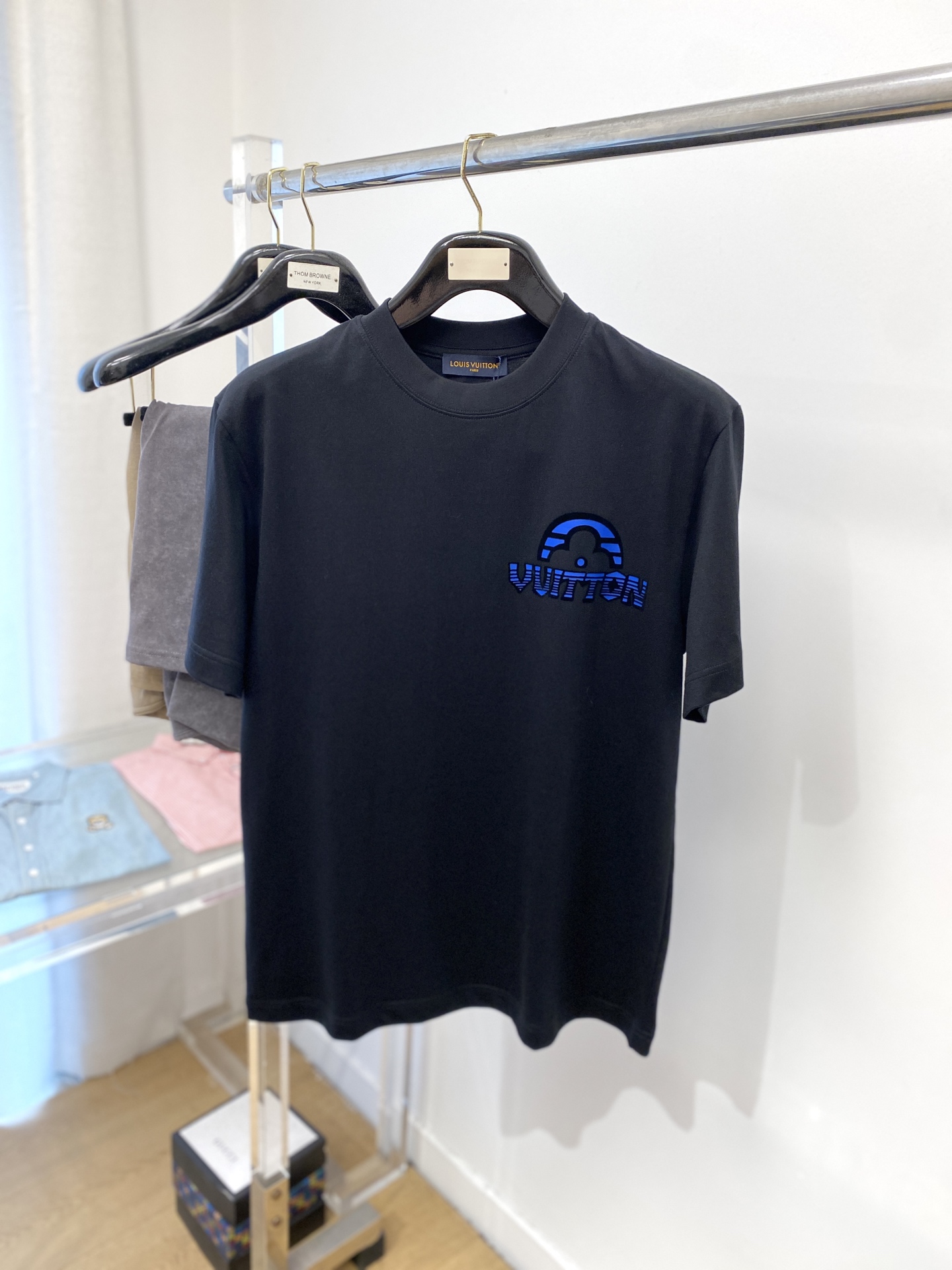 NO:160792,Louis Vuitton, the latest short-sleeved T-shirt in 2025, handsome and fashionable, top-grade printed pattern letter logo on the chest, simple and versatile style. The fabric cotton is not only crisp, maintains the trendy silhouette, but also comfortable to wear, and the yarn is more delicate, S-XXL,,louis vuitton, T-shirt,tees, t-shirt,alexander wang19860909路易威登、2025最新款短袖T恤,帅气时尚,胸前顶级印花图案字母logo,简约百搭款.面料棉 不仅挺括,保持潮流的廓形,又穿着舒适,纱织更细腻,码数S-XXL,,louis vuitton,T-shirt,tees，t-shirt,alexander wang,Men's clothing