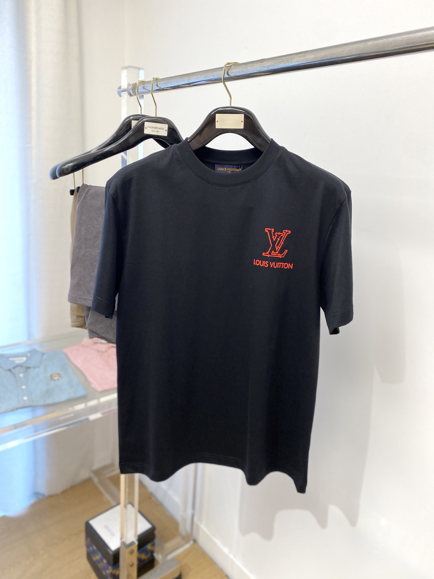 NO:160790,Louis Vuitton, the latest short-sleeved T-shirt in 2025, handsome and fashionable, top printed letter logo on the chest, simple and versatile style. The fabric cotton is not only crisp, maintains the trendy silhouette, but also comfortable to wear, and the yarn is more delicate, S-XXL,,louis vuitton, T-shirt,tees, t-shirt,alexander wang19860909路易威登、2025最新款短袖T恤,帅气时尚,胸前顶级印花字母logo,简约百搭款.面料棉 不仅挺括,保持潮流的廓形,又穿着舒适,纱织更细腻,码数S-XXL,,louis vuitton,T-shirt,tees，t-shirt,alexander wang,Men's clothing