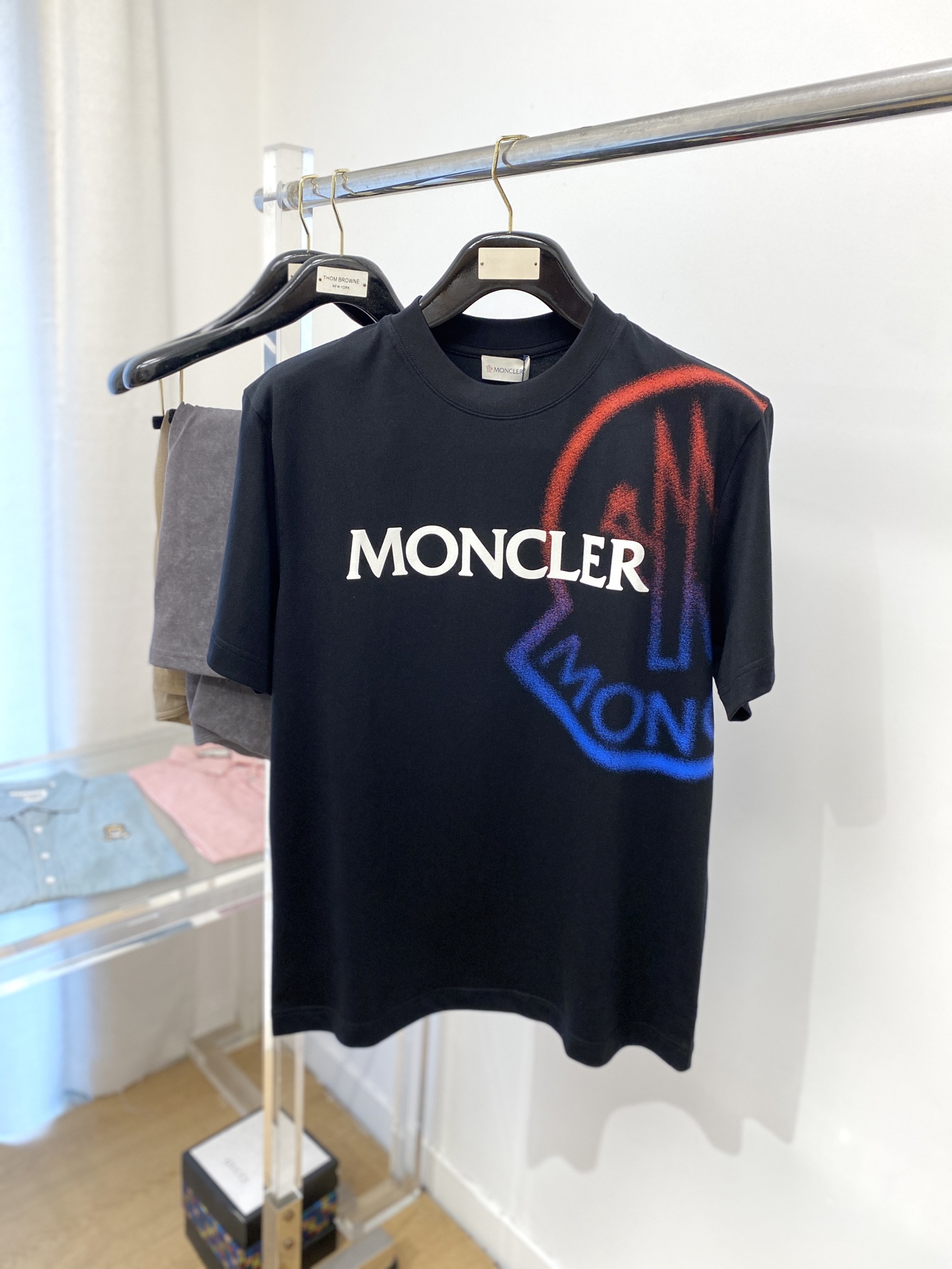 NO:160788,The latest short-sleeved T-shirt in 2025, handsome and fashionable, top-grade printed pattern letter logo on the chest, simple and versatile style. The fabric cotton is not only crisp, maintains the trendy silhouette, but also comfortable to wear, and the yarn is more delicate, S-XXL, Moncler, T-shirt, tees, t-shirt, alexander wang19860909蒙口、2025最新款短袖T恤,帅气时尚,胸前顶级印花图案字母logo,简约百搭款.面料棉 不仅挺括,保持潮流的廓形,又穿着舒适,纱织更细腻,码数S-XXL,,Moncler,T-shirt,tees，t-shirt,alexander wang,Men's clothing