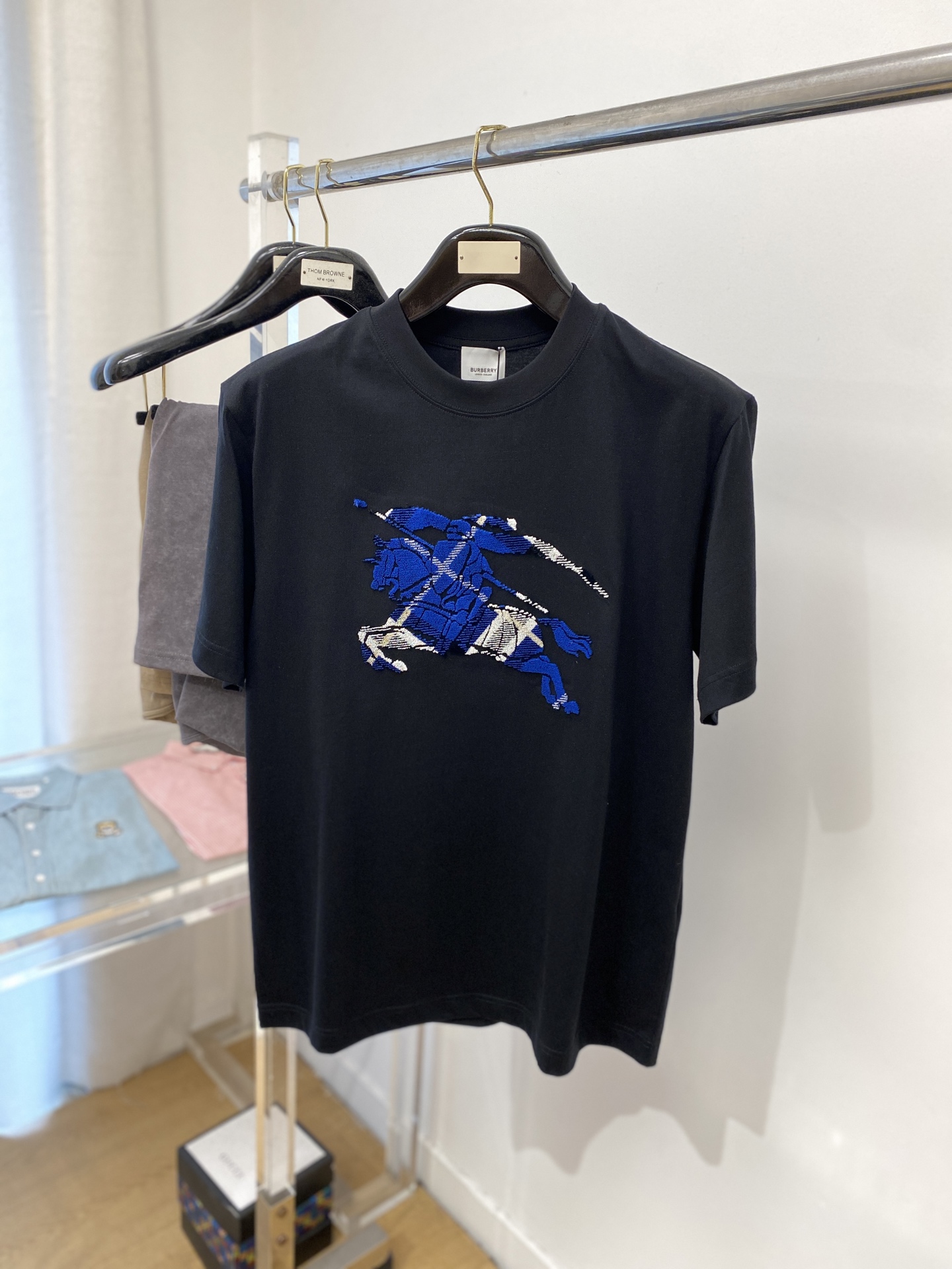 NO:160786,Burberry, the latest short-sleeved T-shirt in 2025, handsome and fashionable, top-level fixed-woven pattern logo on the chest, simple and versatile style. Fabric cotton is not only crisp, maintains a fashionable silhouette, but also comfortable to wear, and the yarn is more delicate, S-XXL, burberry, T-shirt, tees, t-shirt, alexander wang19860909巴宝莉、2025最新款短袖T恤,帅气时尚,胸前顶级定织图案logo,简约百搭款.面料棉 不仅挺括,保持潮流的廓形,又穿着舒适,纱织更细腻,码数S-XXL,,burberry,T-shirt,tees，t-shirt,alexander wang,Men's clothing