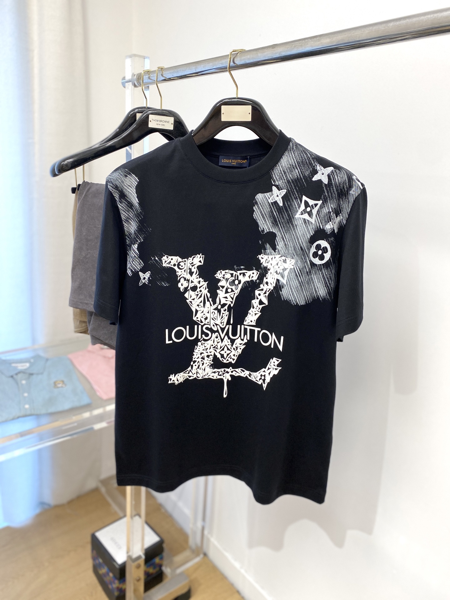 NO:160782,Louis Vuitton, the latest short-sleeved T-shirt in 2025, handsome and fashionable, top printed letter logo on the chest, simple and versatile style. The fabric cotton is not only crisp, maintains the trendy silhouette, but also comfortable to wear, and the yarn is more delicate, S-XXL,,louis vuitton, T-shirt,tees, t-shirt,alexander wang19860909路易威登、2025最新款短袖T恤,帅气时尚,胸前顶级印花字母logo,简约百搭款.面料棉 不仅挺括,保持潮流的廓形,又穿着舒适,纱织更细腻,码数S-XXL,,louis vuitton,T-shirt,tees，t-shirt,alexander wang,Men's clothing